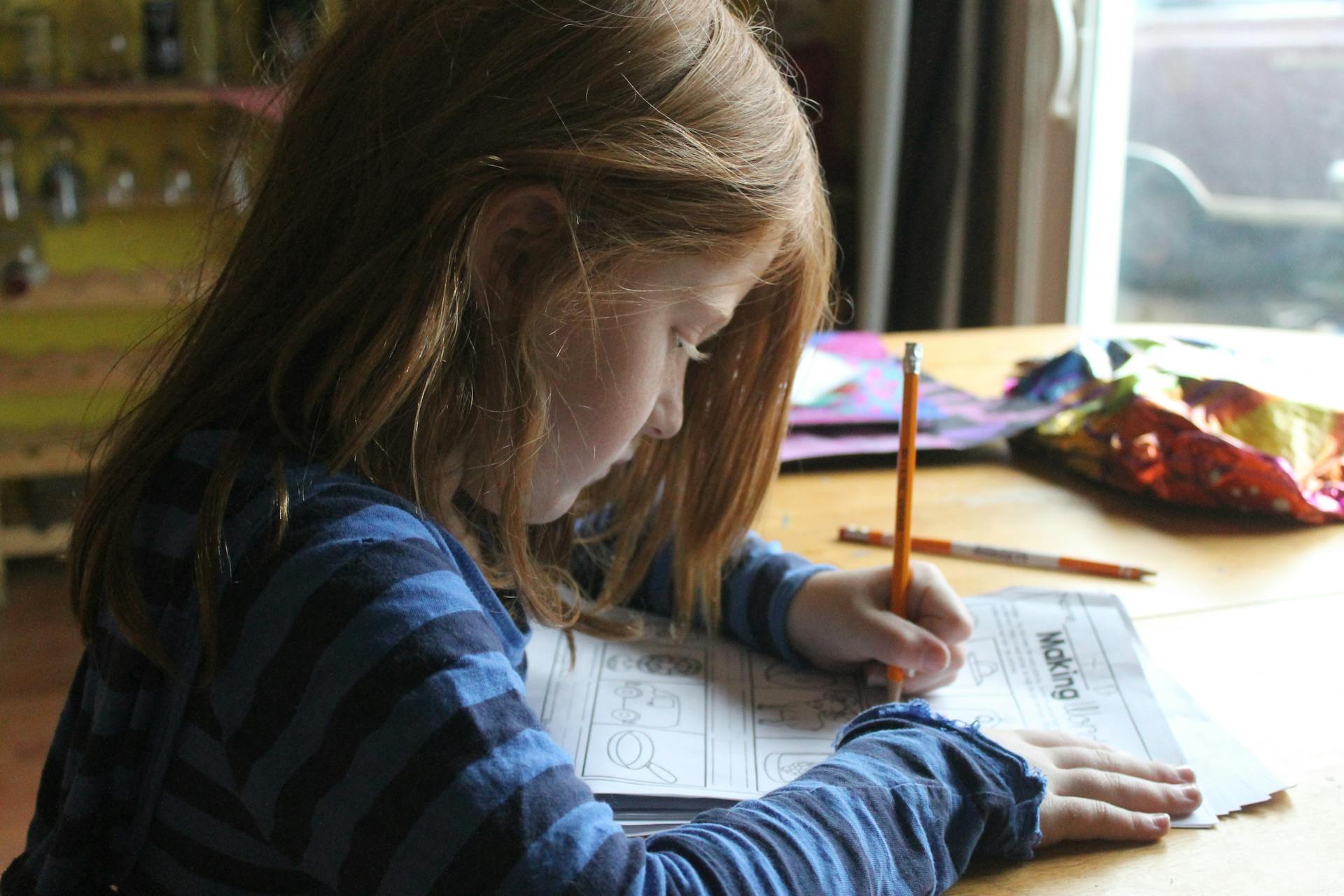 Une fille qui fait ses devoirs | Source : Pexels