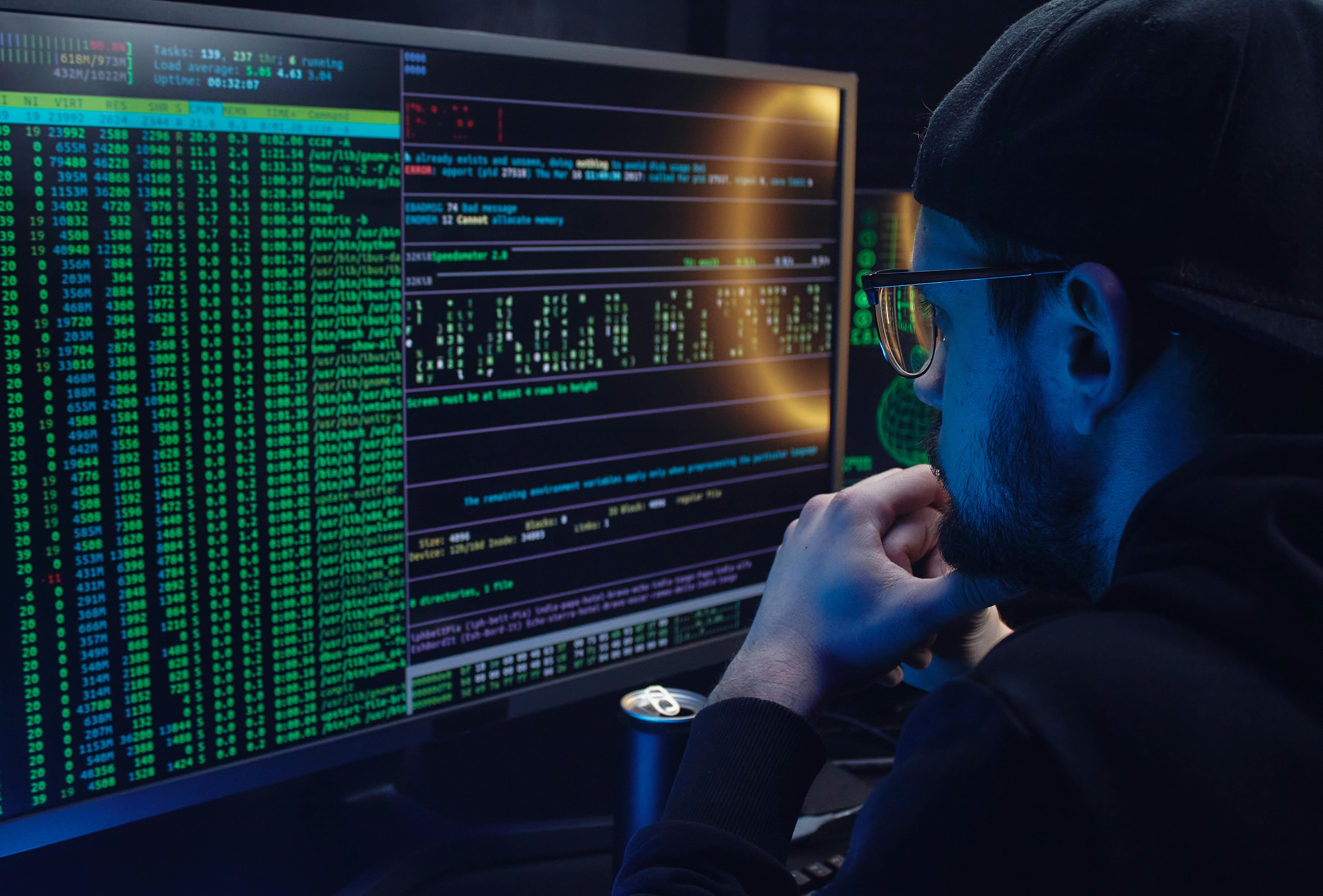 Un homme qui pirate des informations | Source : Pexels