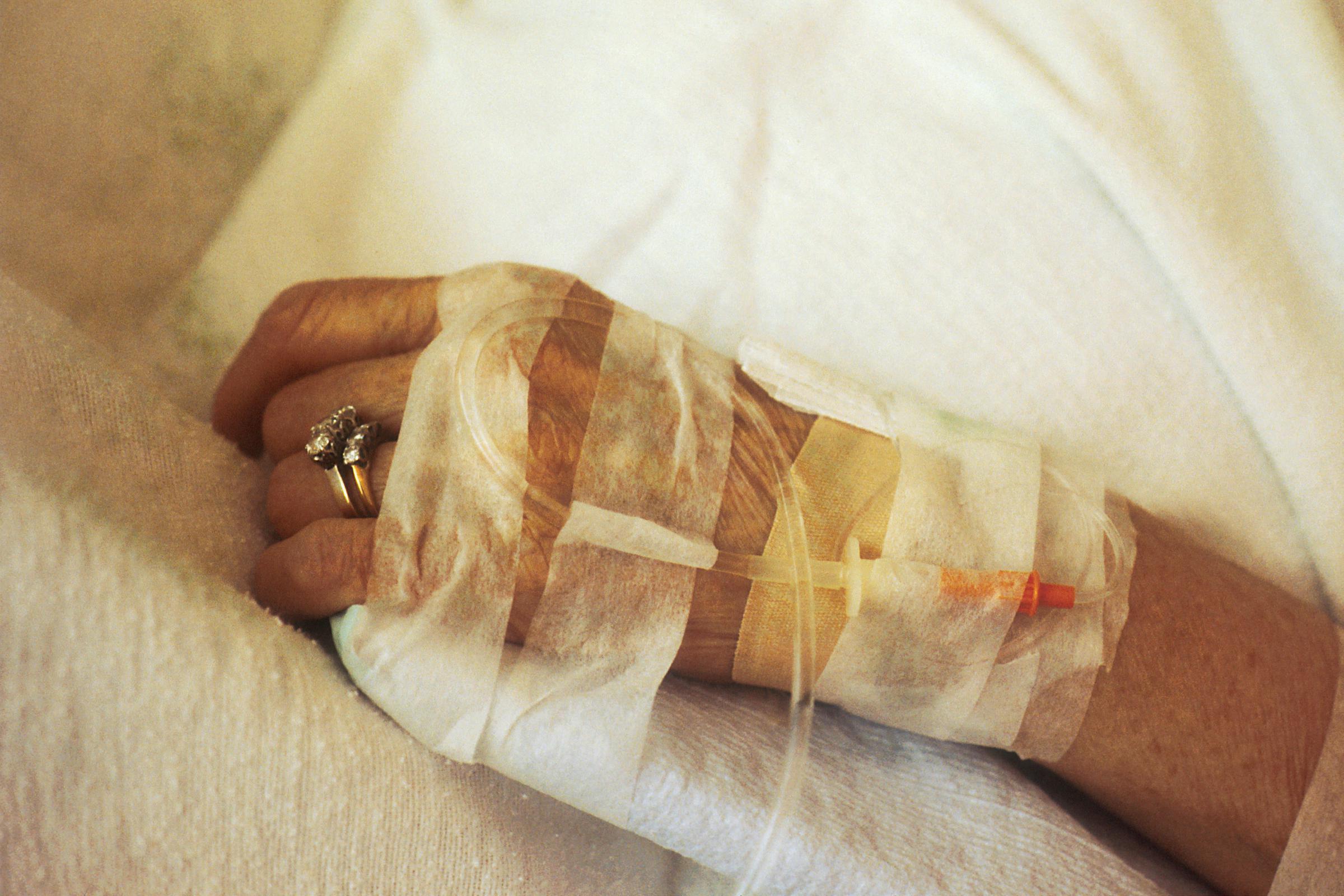 Une femme avec une perfusion dans le bras | Source : Unsplash