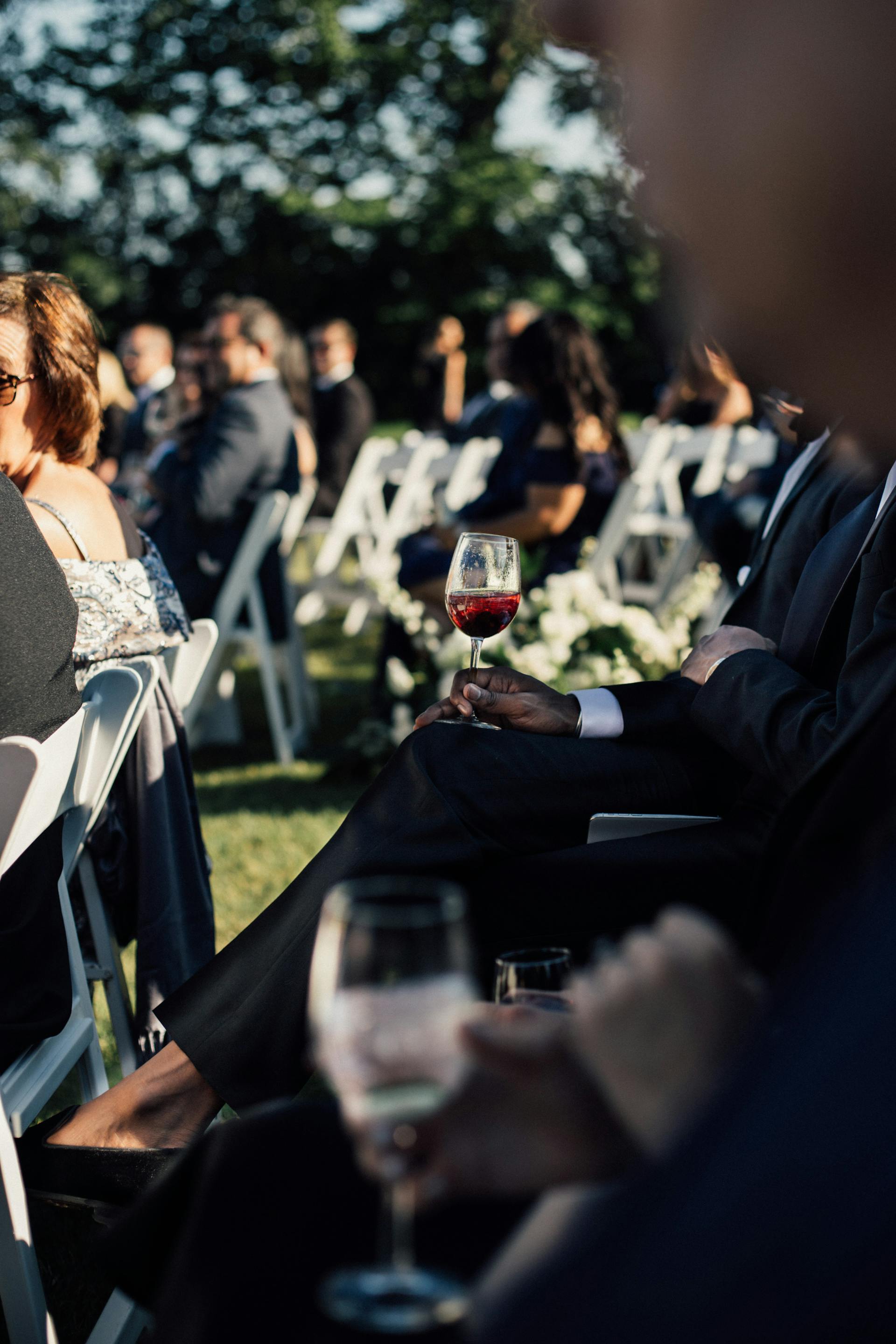 Des personnes assises lors d'un mariage | Source : Pexels