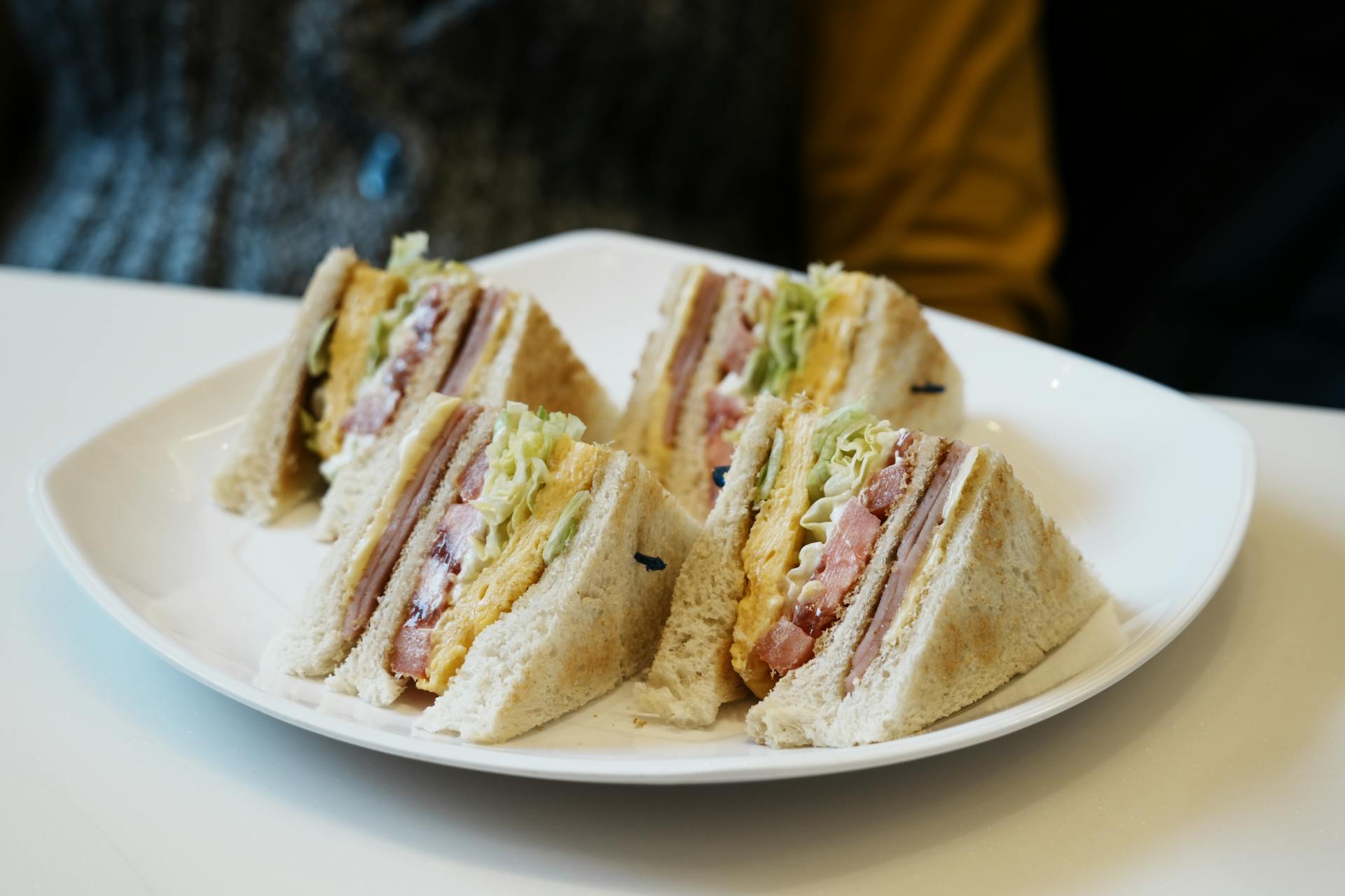 Sandwichs dans une assiette | Source : Pexels