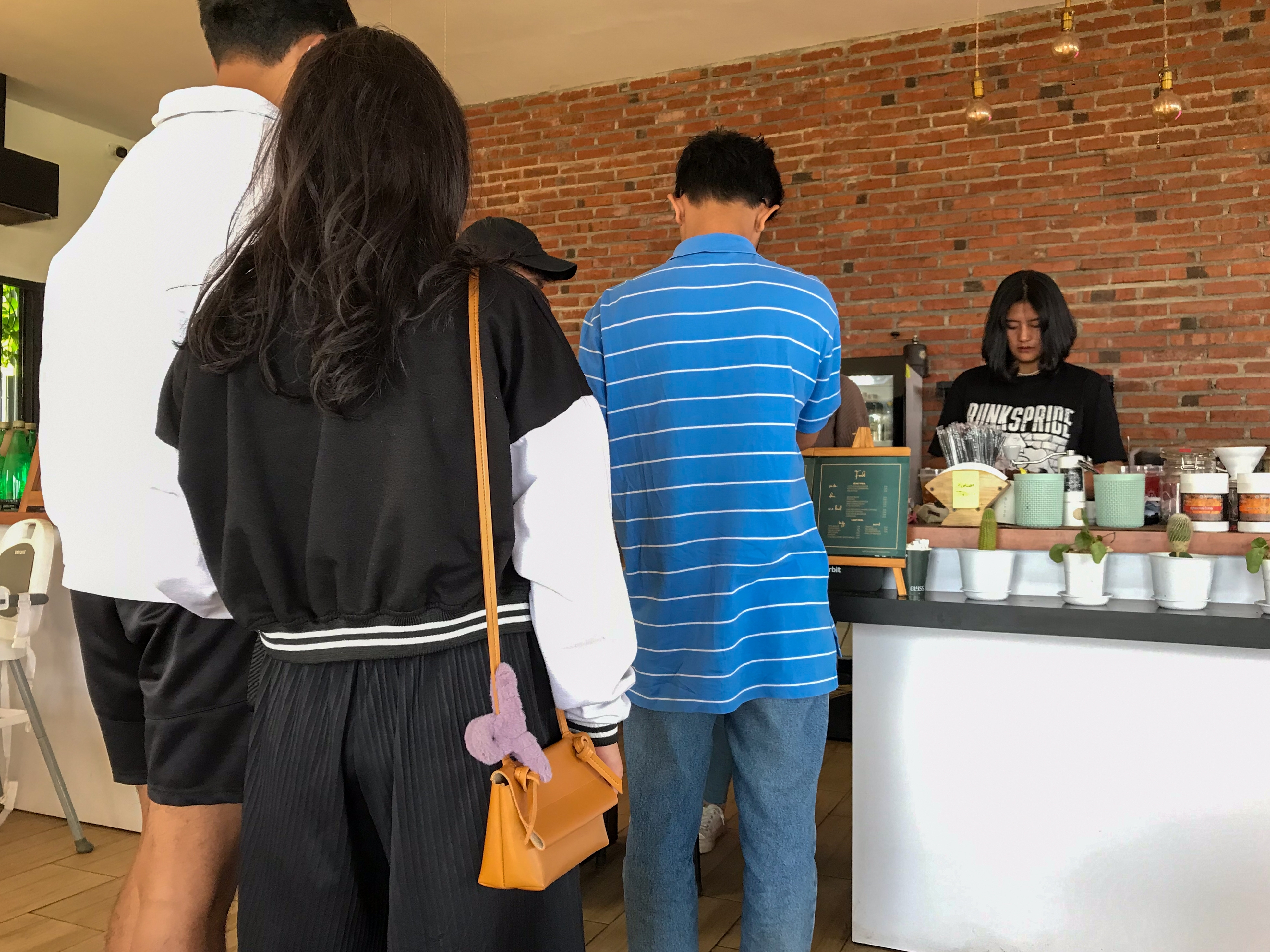 Des personnes font la queue dans un café | Source : Shutterstock