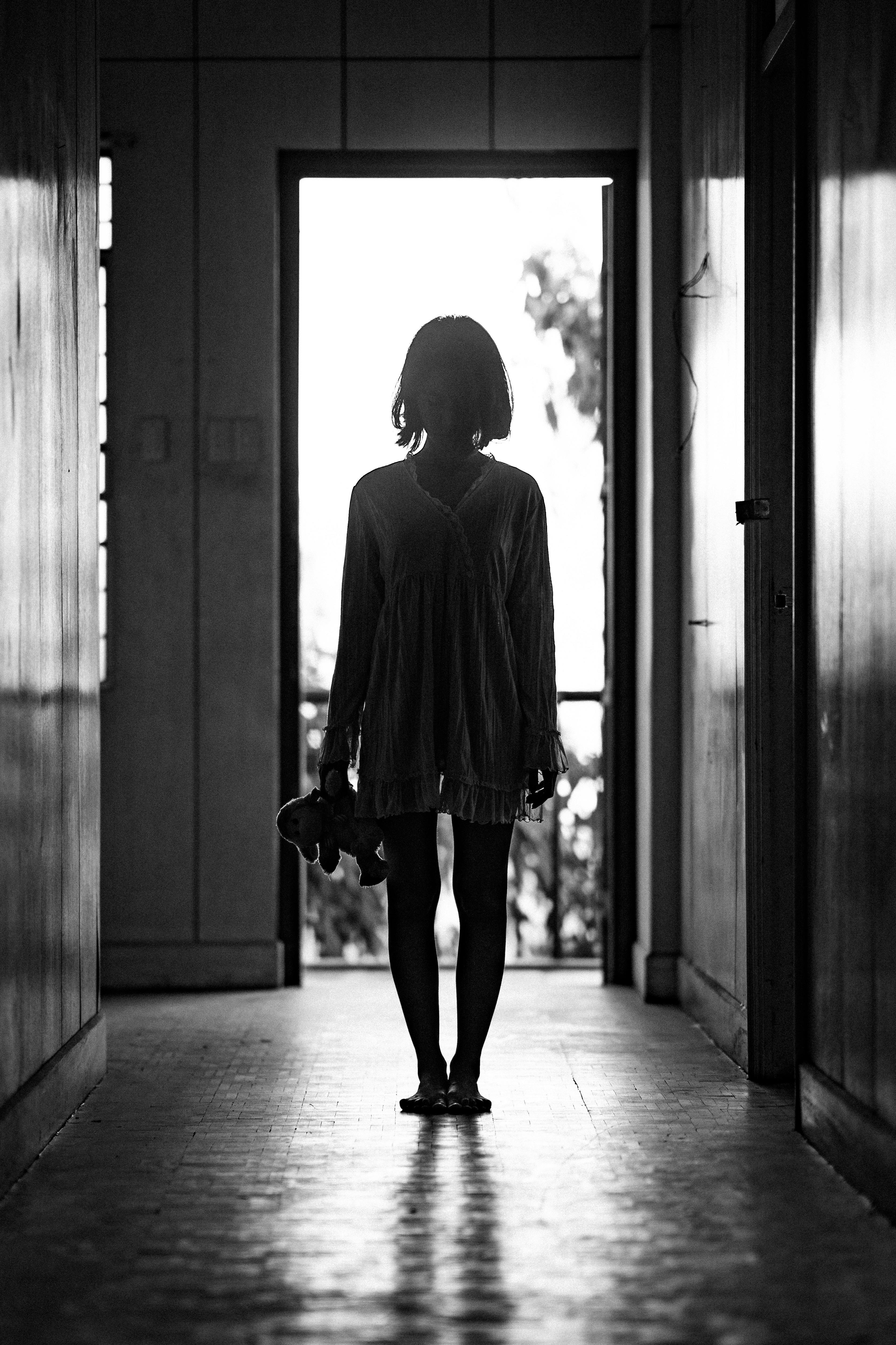 Une femme debout dans un couloir | Source : Pexels