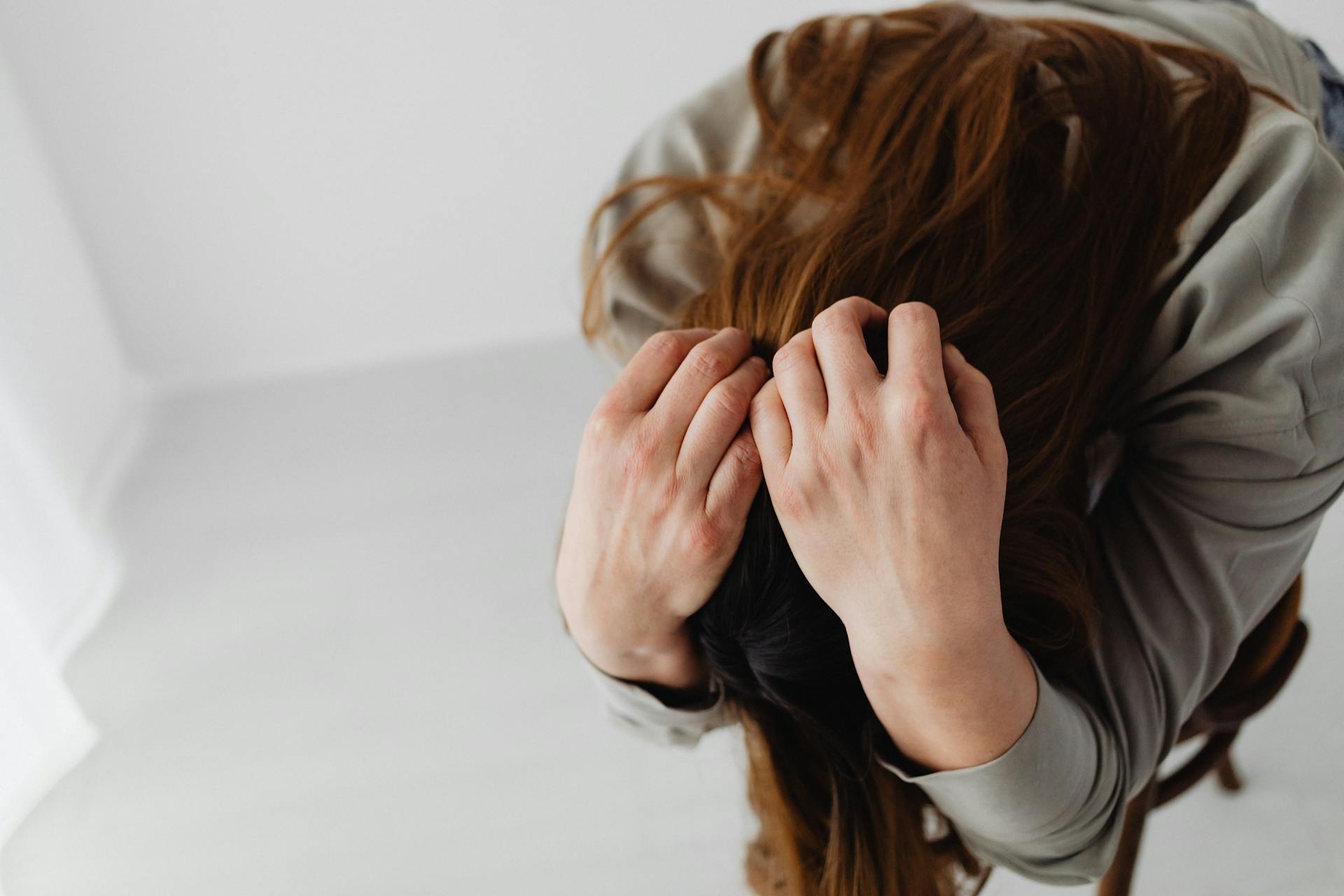 Une femme triste avec les mains sur la tête | Source : Pexels
