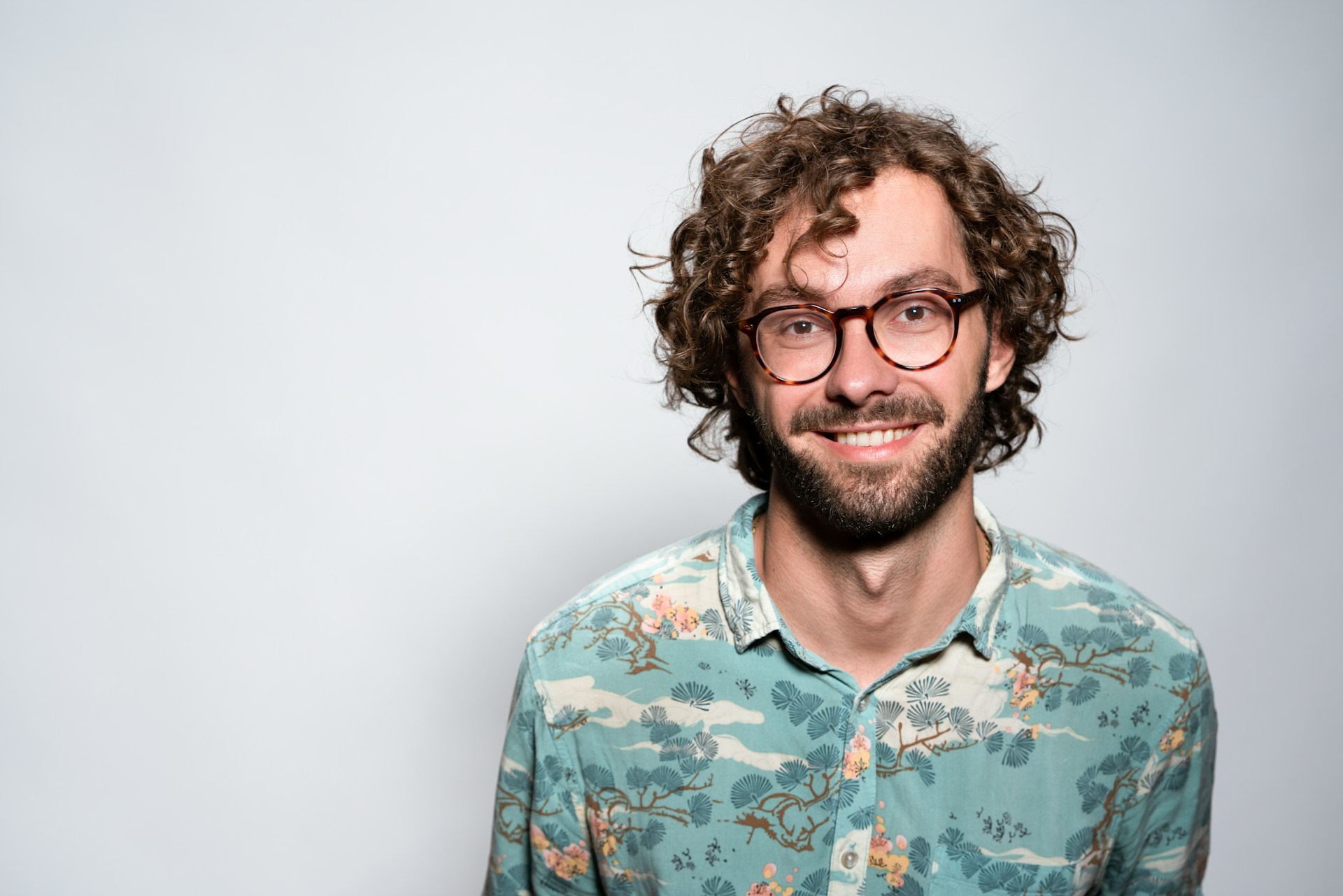 Un homme souriant | Source : Unsplash