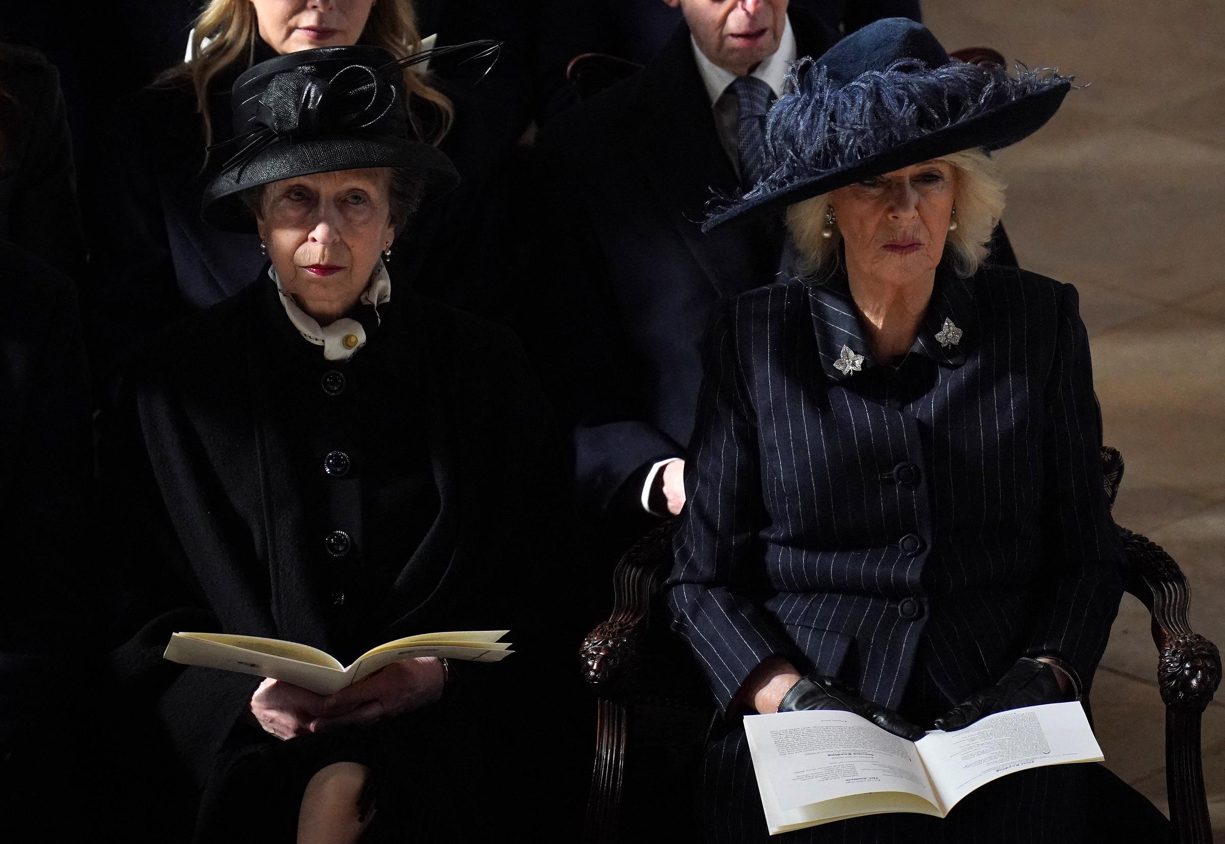 La princesse Anne et la reine Camilla lors d'un service d'action de grâce pour la vie du roi Constantin des Hellènes, à la chapelle Saint-Georges, le 27 février 2024. | Source : Getty Images