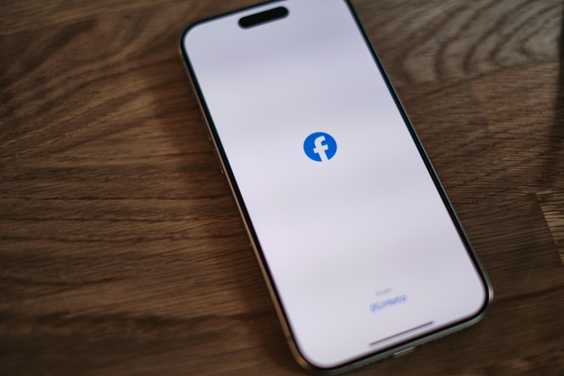 Un téléphone avec l'application Facebook ouverte | Source : Unsplash
