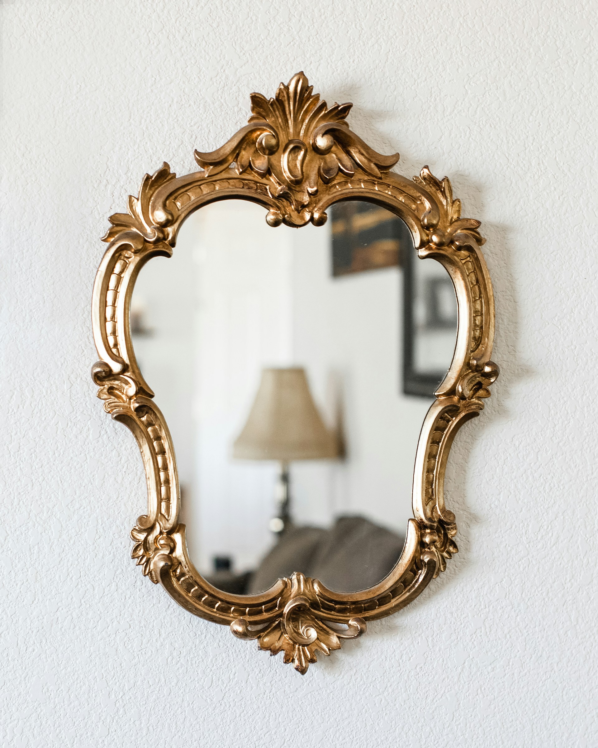 Un miroir sur le mur | Source : Unsplash
