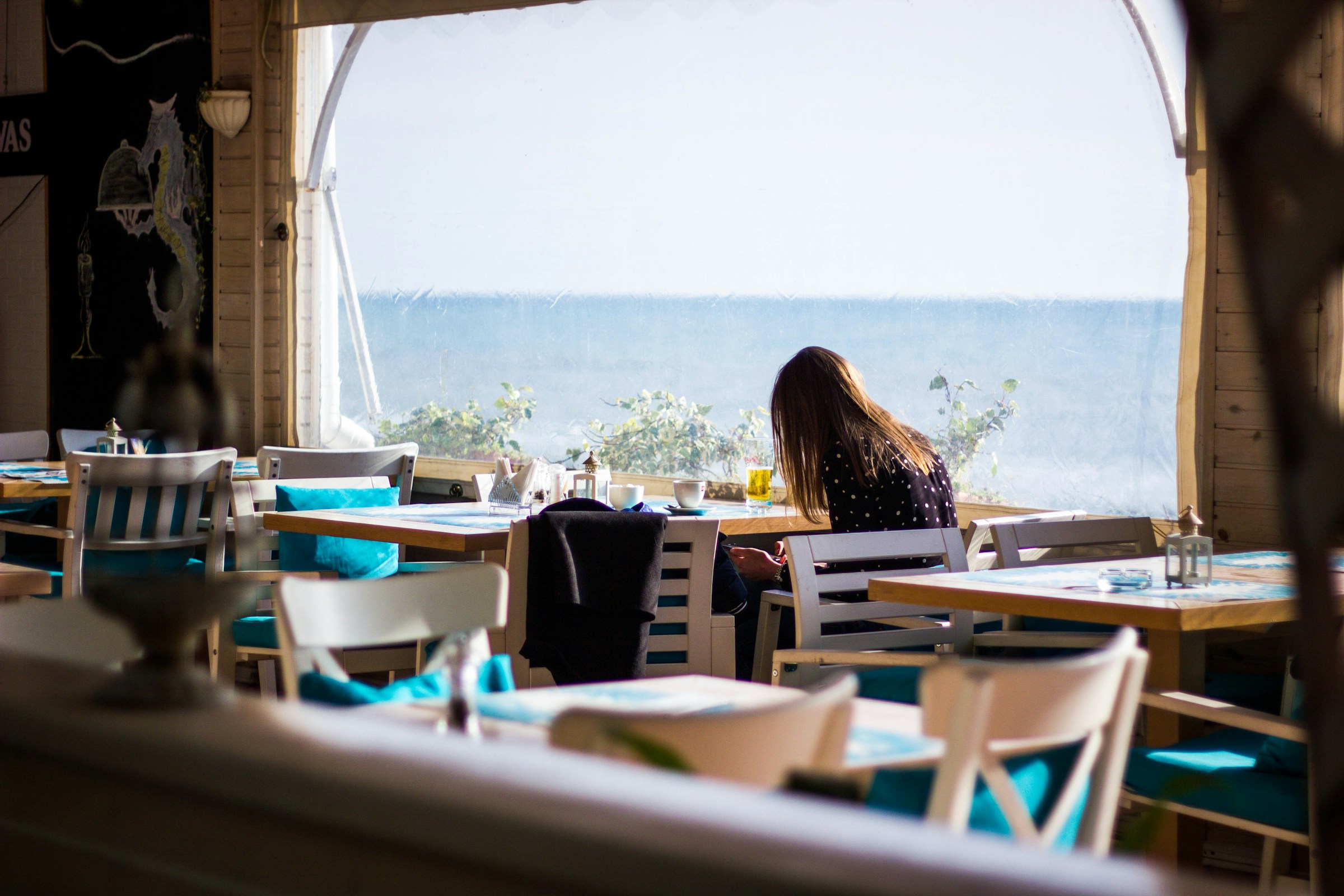Une femme dans un café | Source : Unsplash