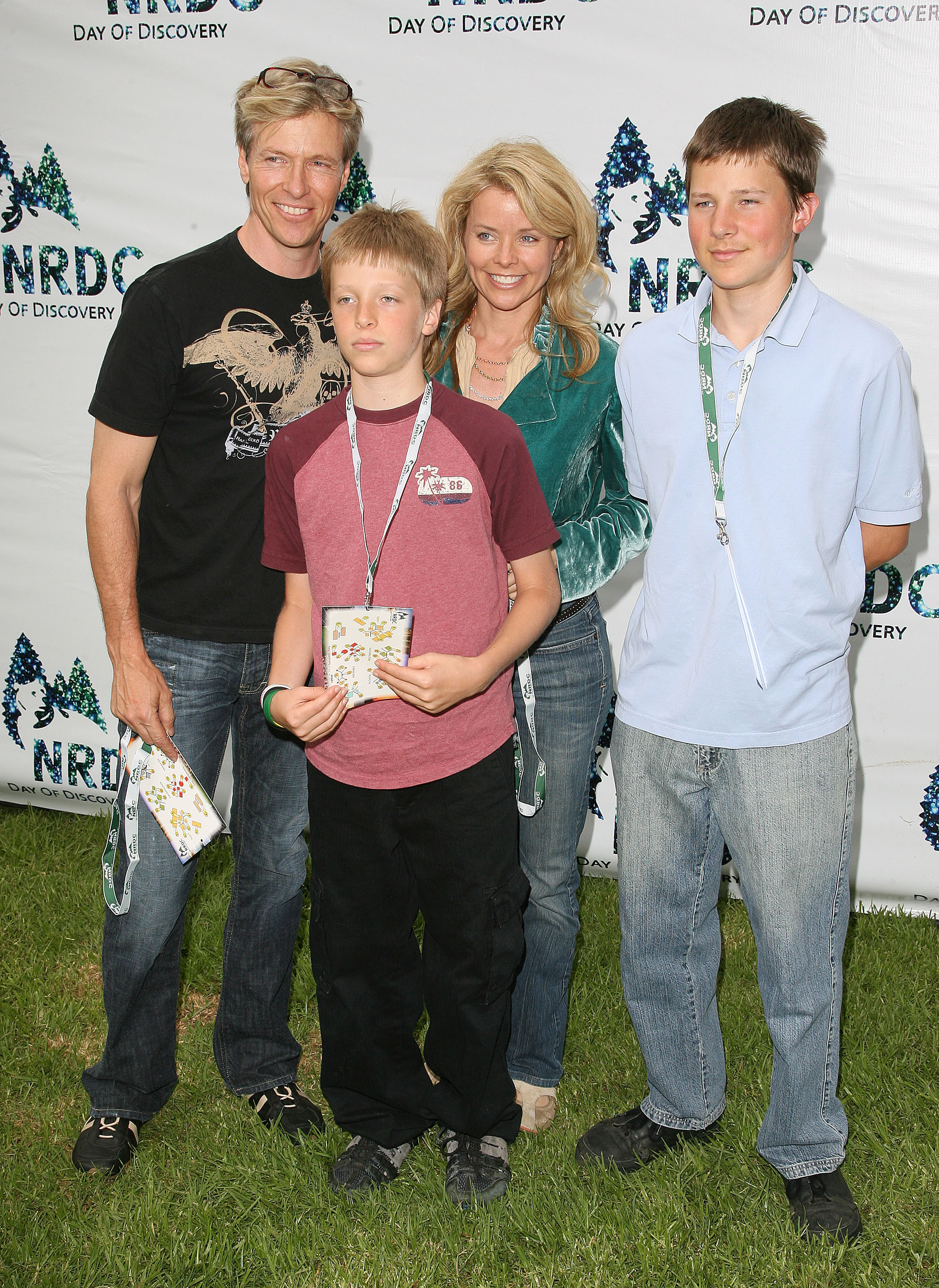 L'acteur et sa famille lors de la journée de découverte du NRDC, le 21 mai 2006, à Brentwood, en Californie. | Source : Getty Images