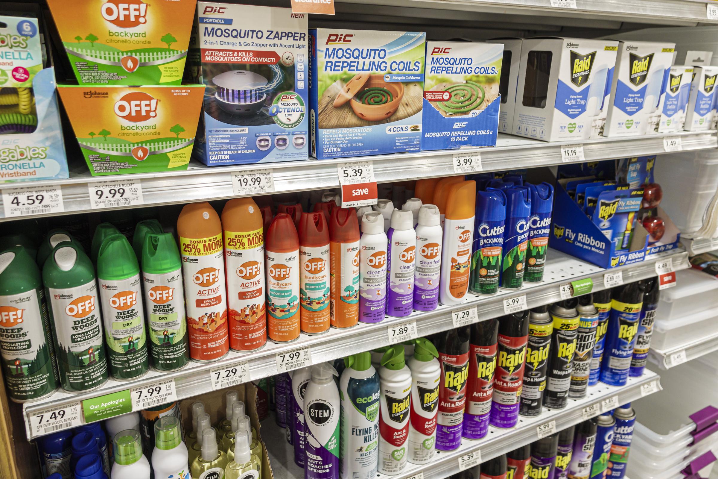 Des étagères remplies d'une variété de produits anti-moustiques en vente libre de différentes marques. | Source : Getty Images