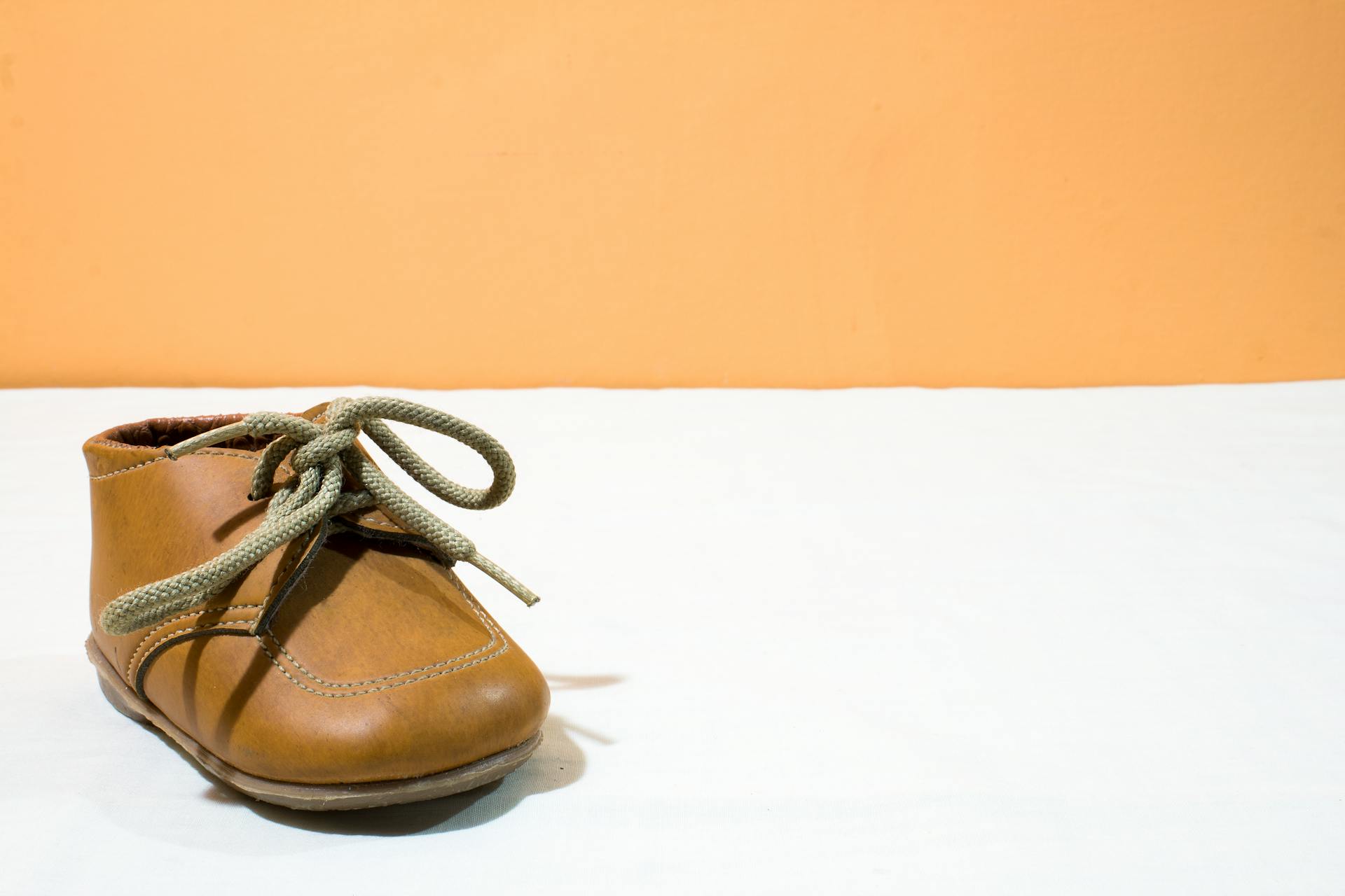 Une chaussure de bébé marron | Source : Pexels