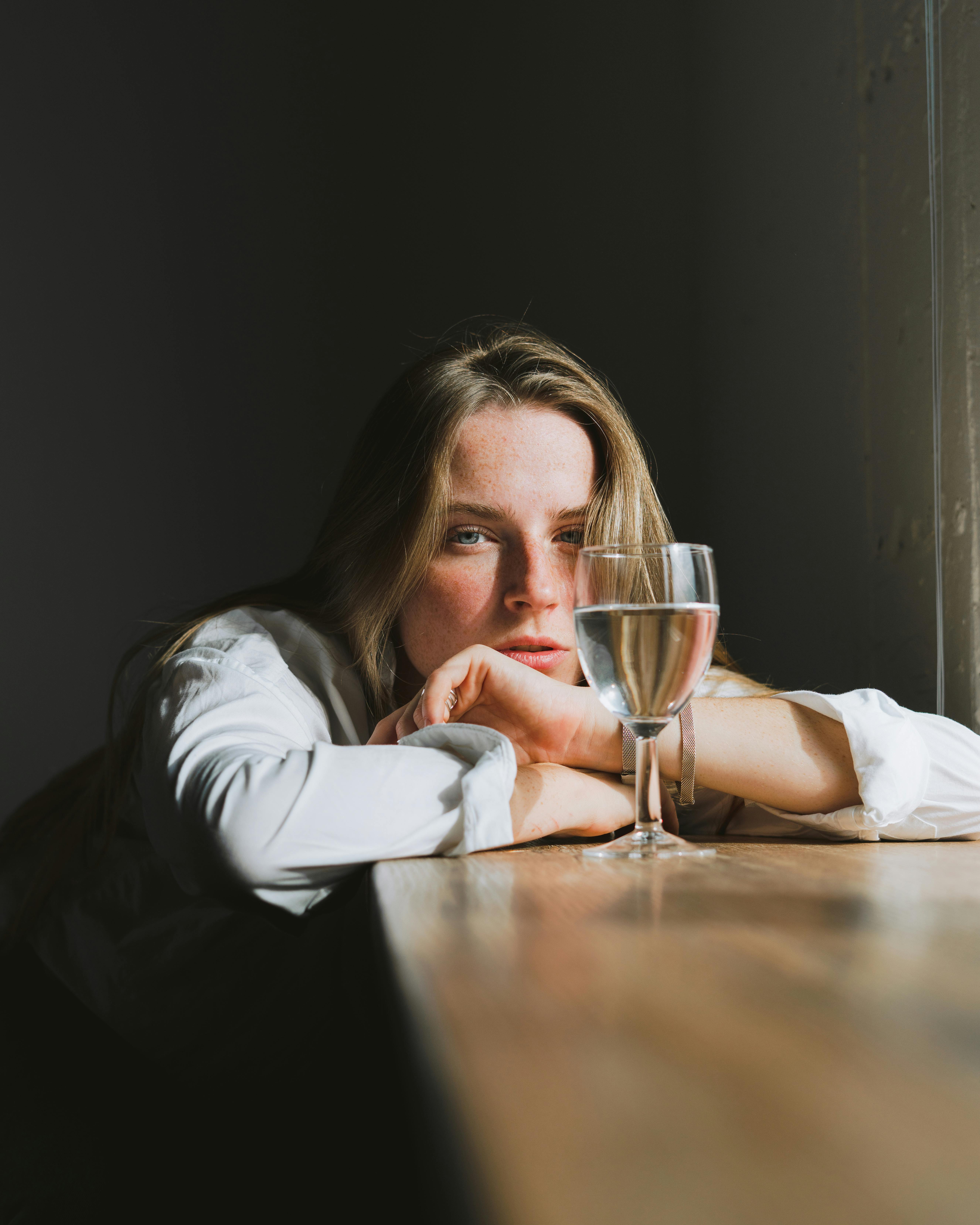 Une femme triste qui boit du vin | Source : Pexels