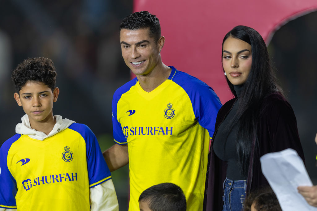 Cristiano Ronaldo, accompagné de sa compagne Georgina Rodriguez et de son fils Cristiano Ronaldo Jr, saluent la foule lors de la présentation officielle de Cristiano Ronaldo comme joueur d'Al Nassr au stade Mrsool Park, le 3 janvier 2023 à Riyad, en Arabie saoudite. | Source : Getty Images
