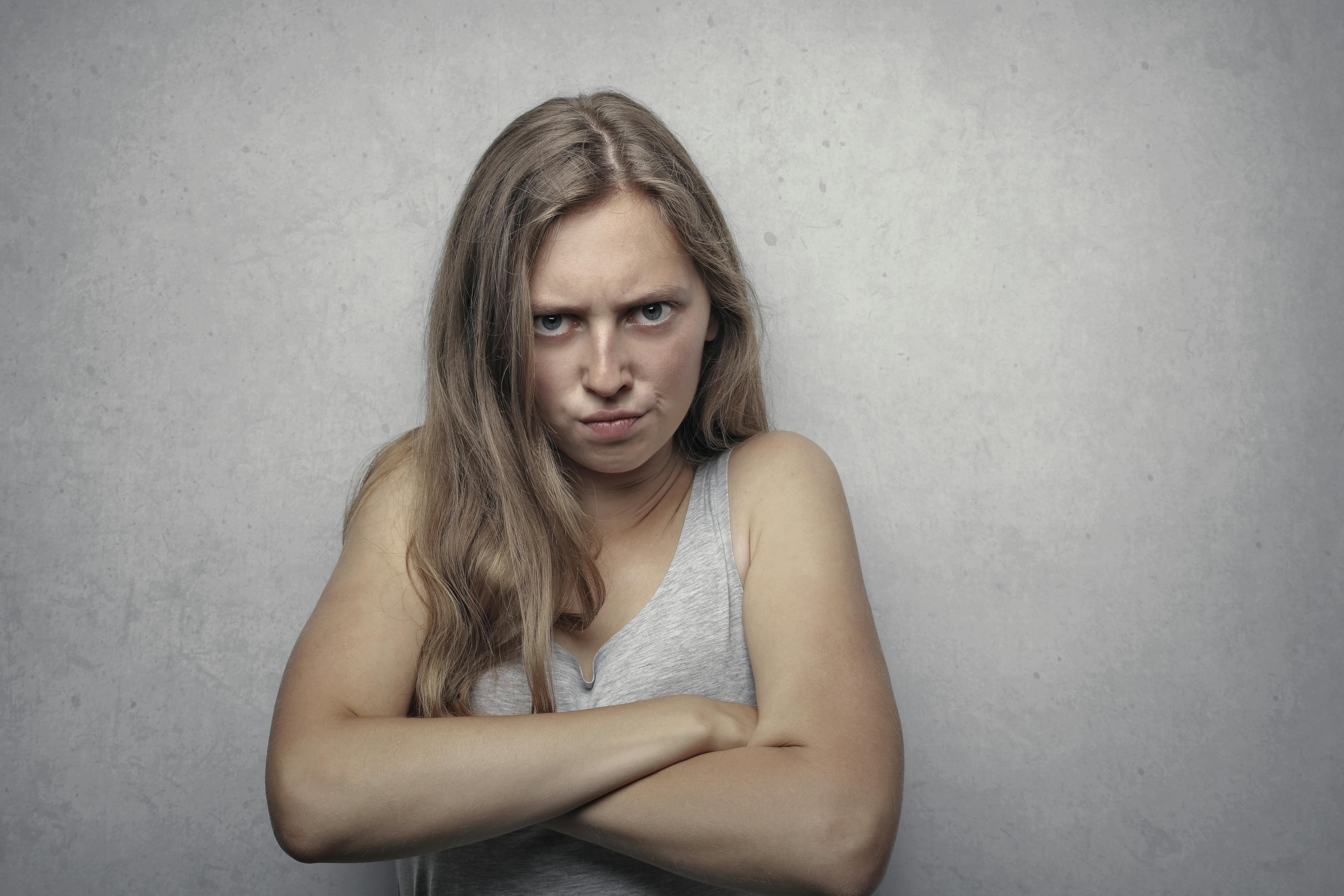 Une femme agacée avec les bras croisés | Source : Pexels