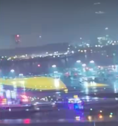 L'avion que l'on voit foncer vers le camion de pompiers sur la piste. | Source : Facebook/New York Post