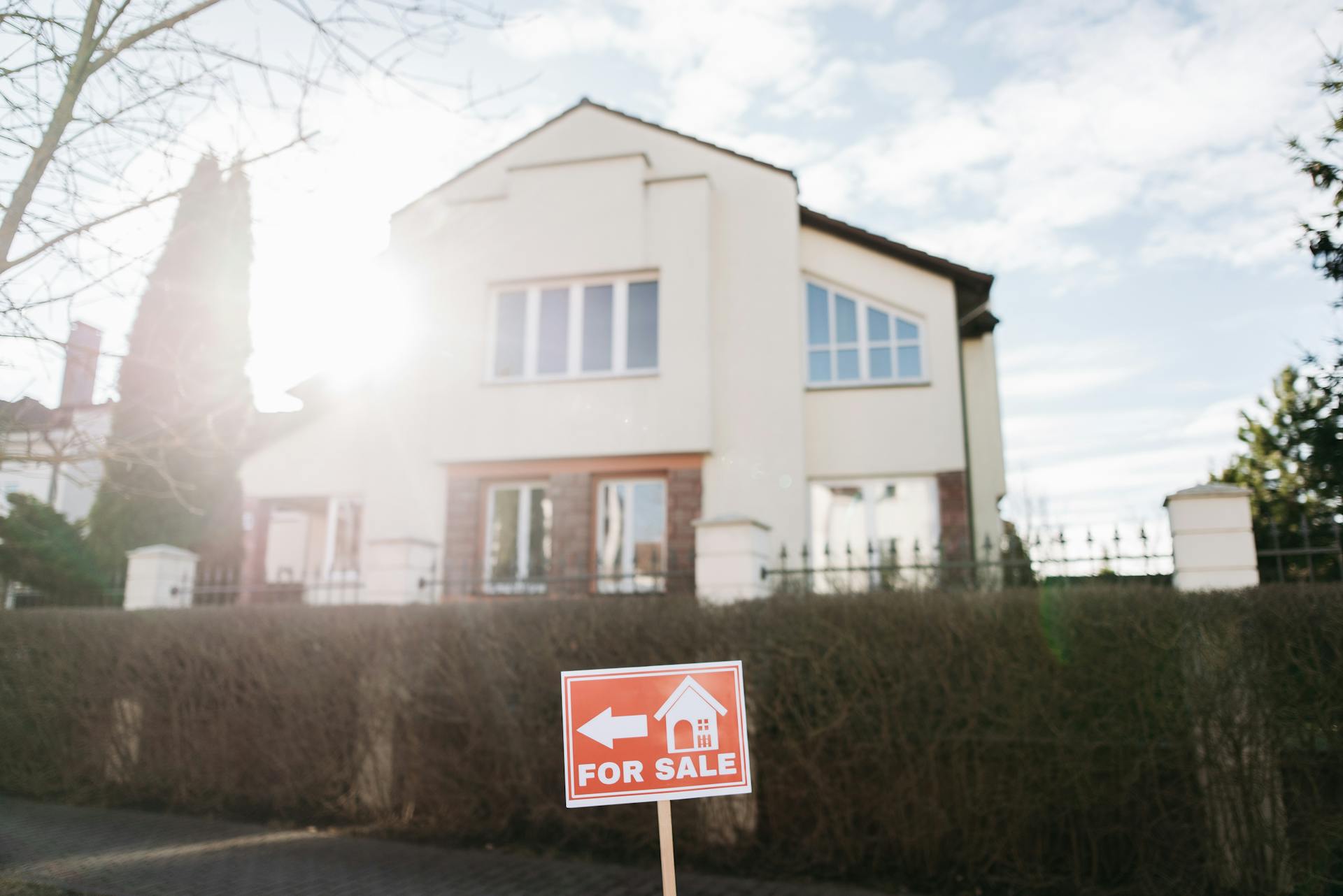 Un panneau « à vendre » à l'extérieur d'une maison | Source : Pexels