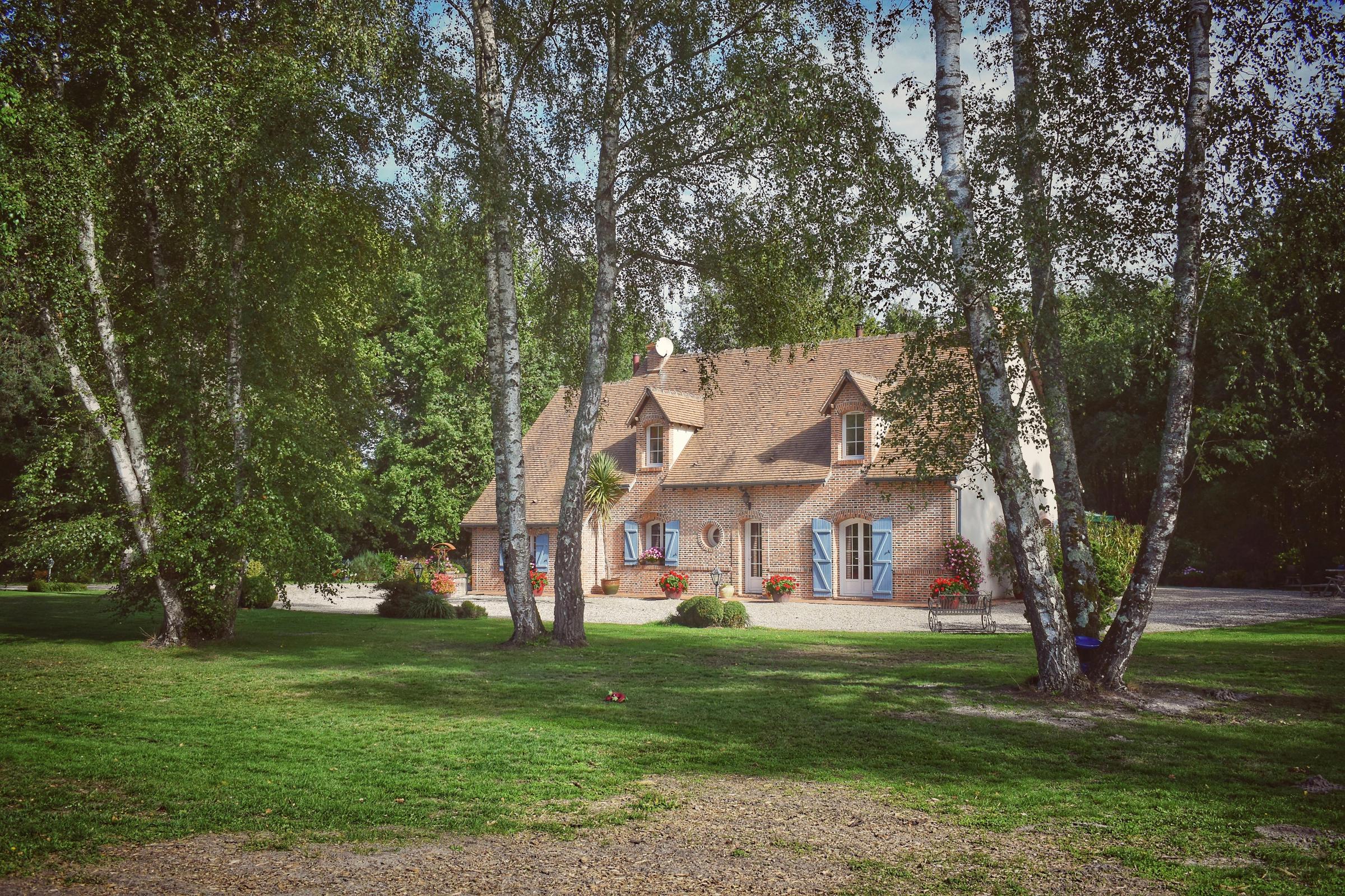 Charmant cottage à la campagne dans une végétation luxuriante | Source : Pexels
