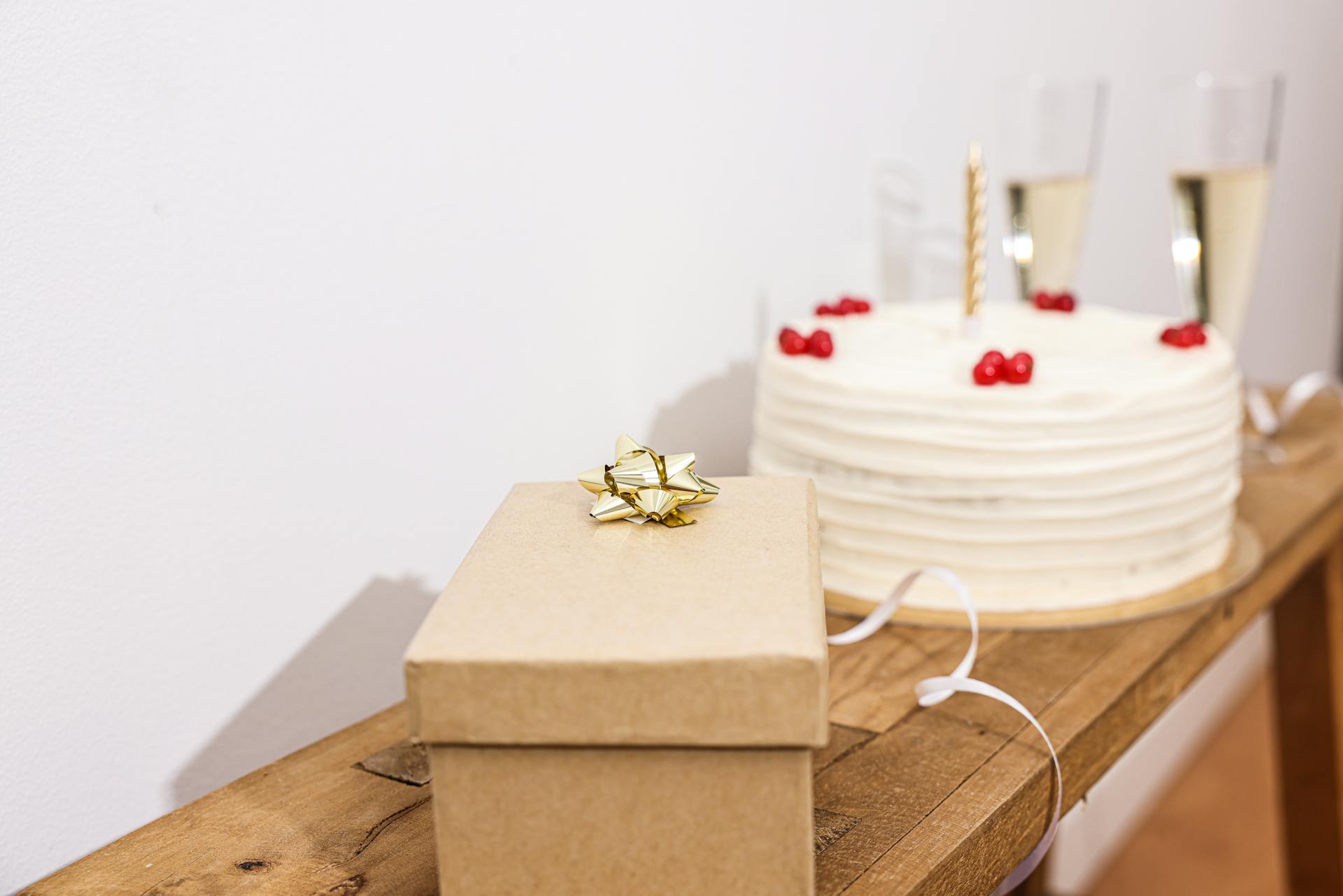 Un cadeau à côté d'un gâteau | Source : Pexels