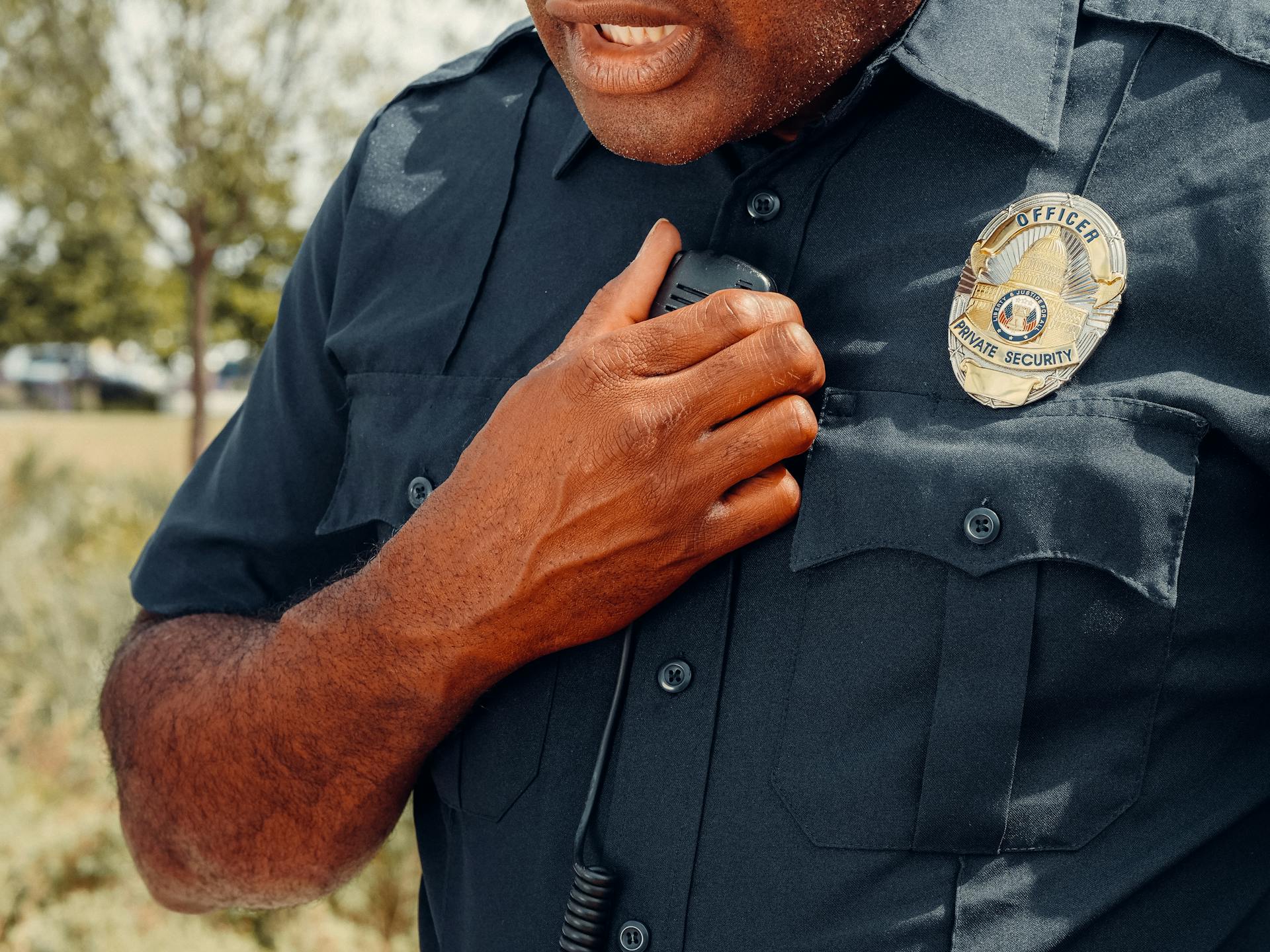 Un gros plan d'un homme en uniforme | Source : Pexels