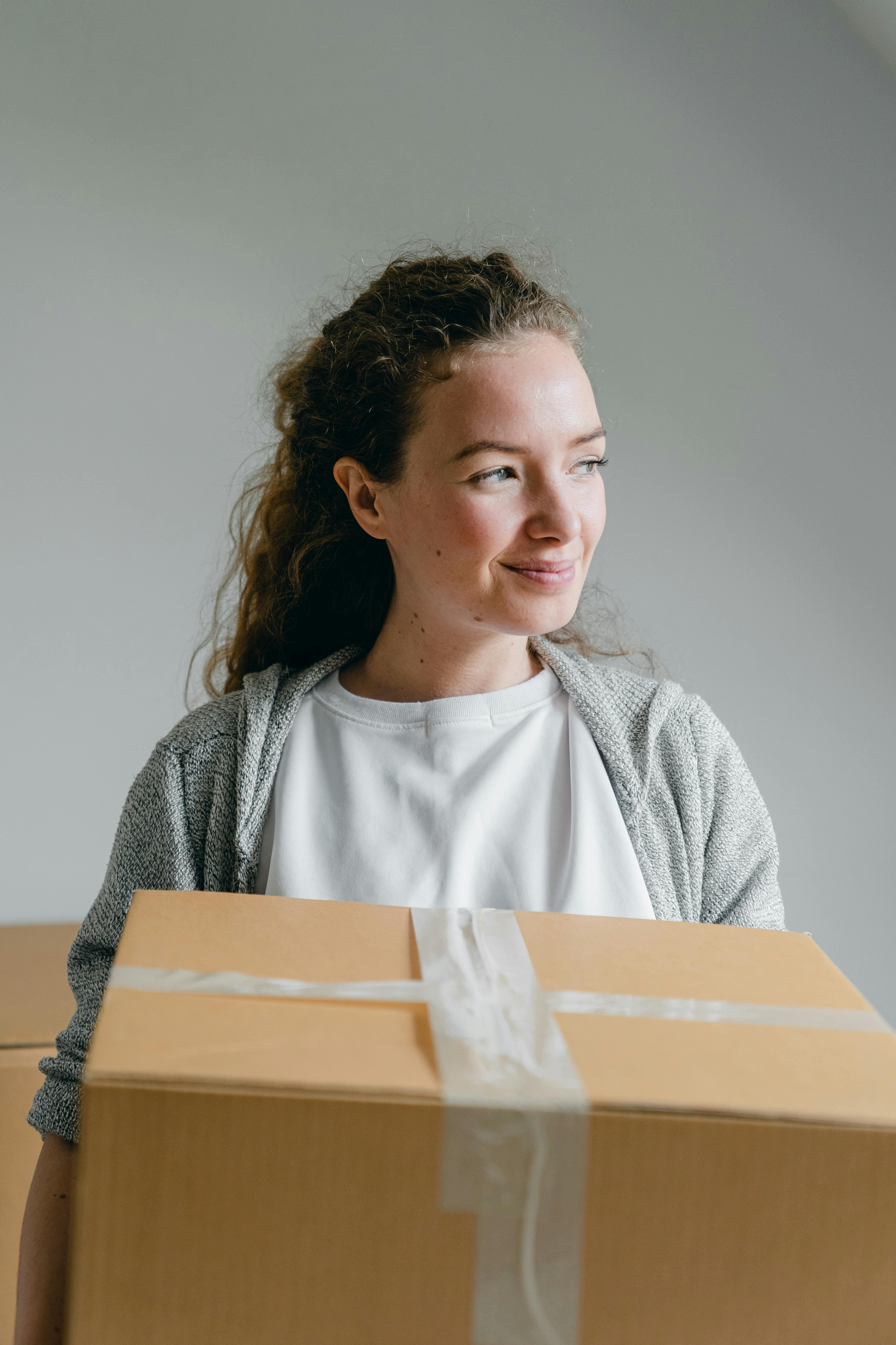 Une femme portant une boîte | Source : Pexels