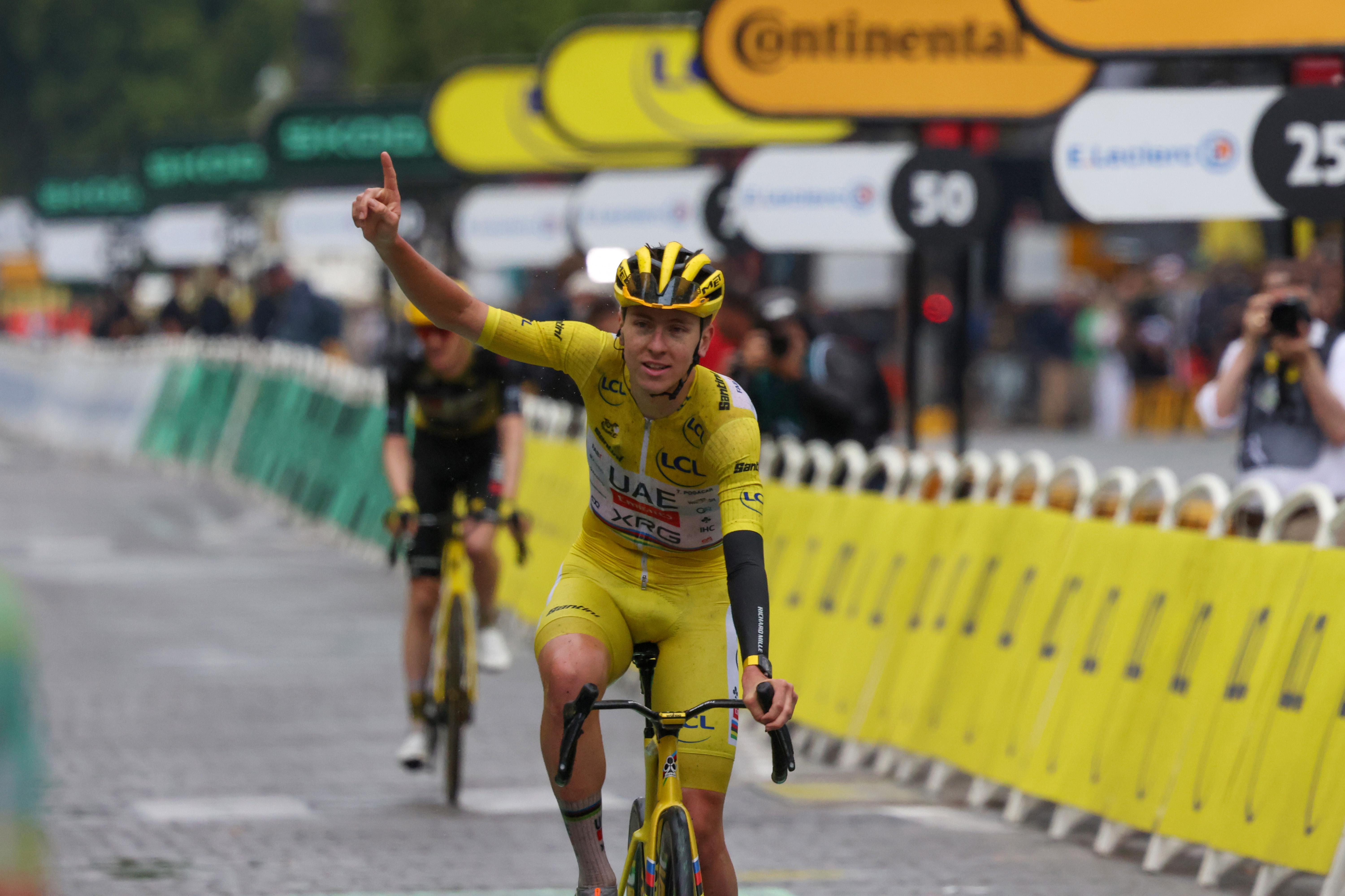 Tadej Pogacar, de Slovénie, membre de l'équipe UAE Team Emirates - XRG, vainqueur du maillot jaune, célèbre sa victoire à l'arrivée de la 21e et dernière étape du Tour de France 2025, une étape de 132,3 km entre Mantes-La-Ville et les Champs-Élysées à Paris, le 27 juillet 2025 à Paris, en France I Source : Getty Images