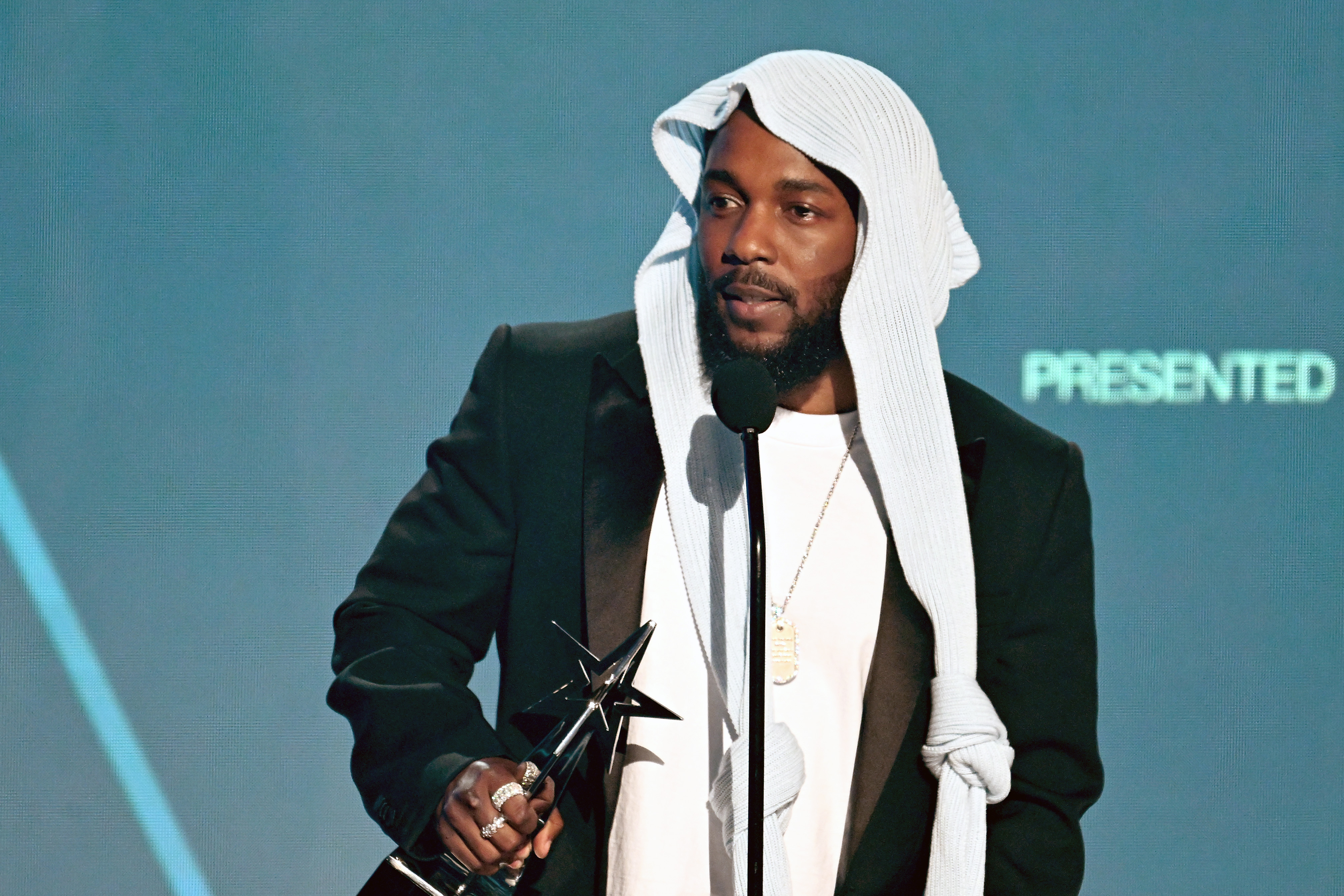 S'adressant à la foule, Kendrick Lamar délivre un message sincère en acceptant un prix lors des BET Awards 2025, qui se sont déroulés au Peacock Theater. Son couvre-chef non conventionnel a continué à attirer l'attention pendant son passage au micro.
