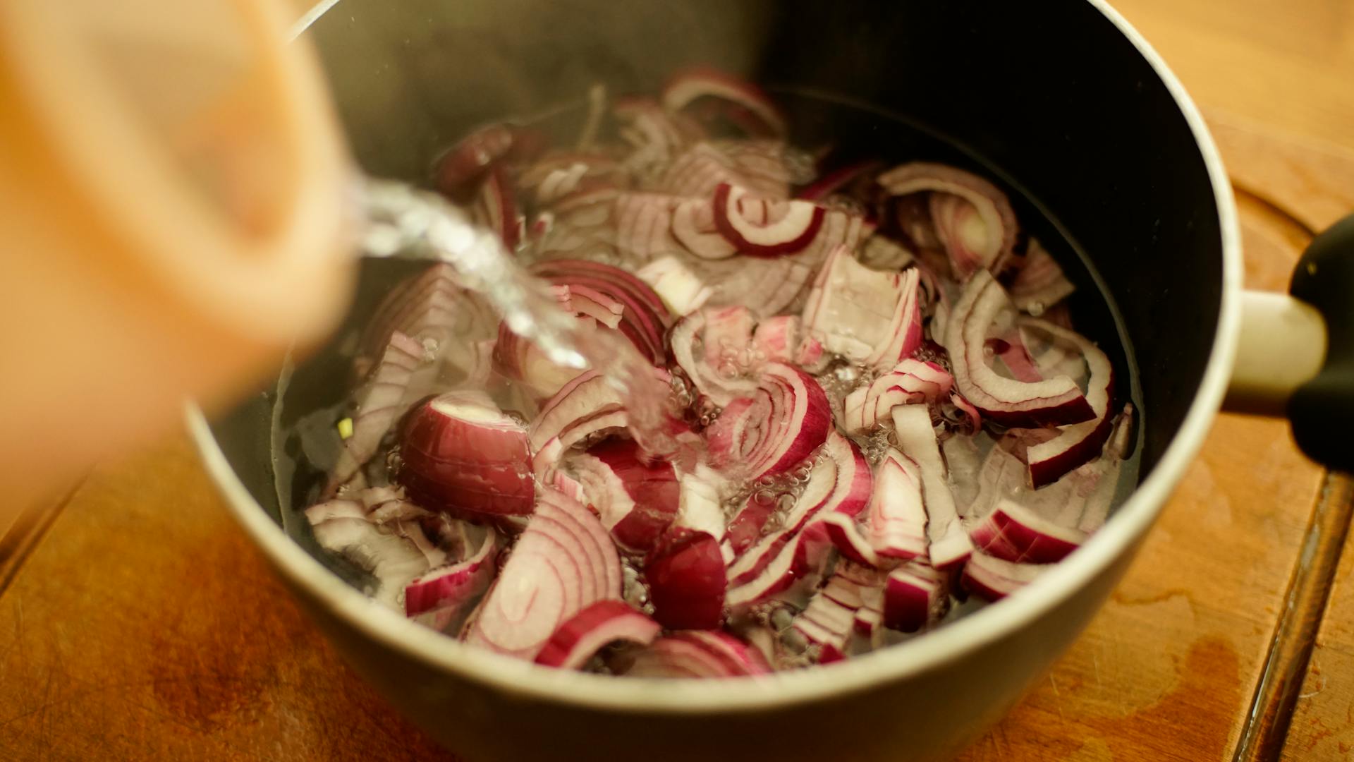Oignons émincés dans une casserole | Source : Pexels