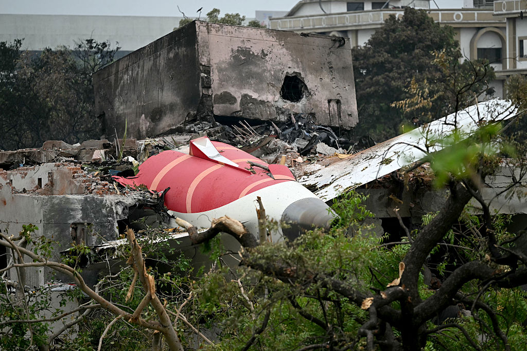 Des débris du vol 171 d'Air India après le crash dans une zone résidentielle près de l'aéroport d'Ahmedabad, le 13 juin 2025 I Source : Getty Images