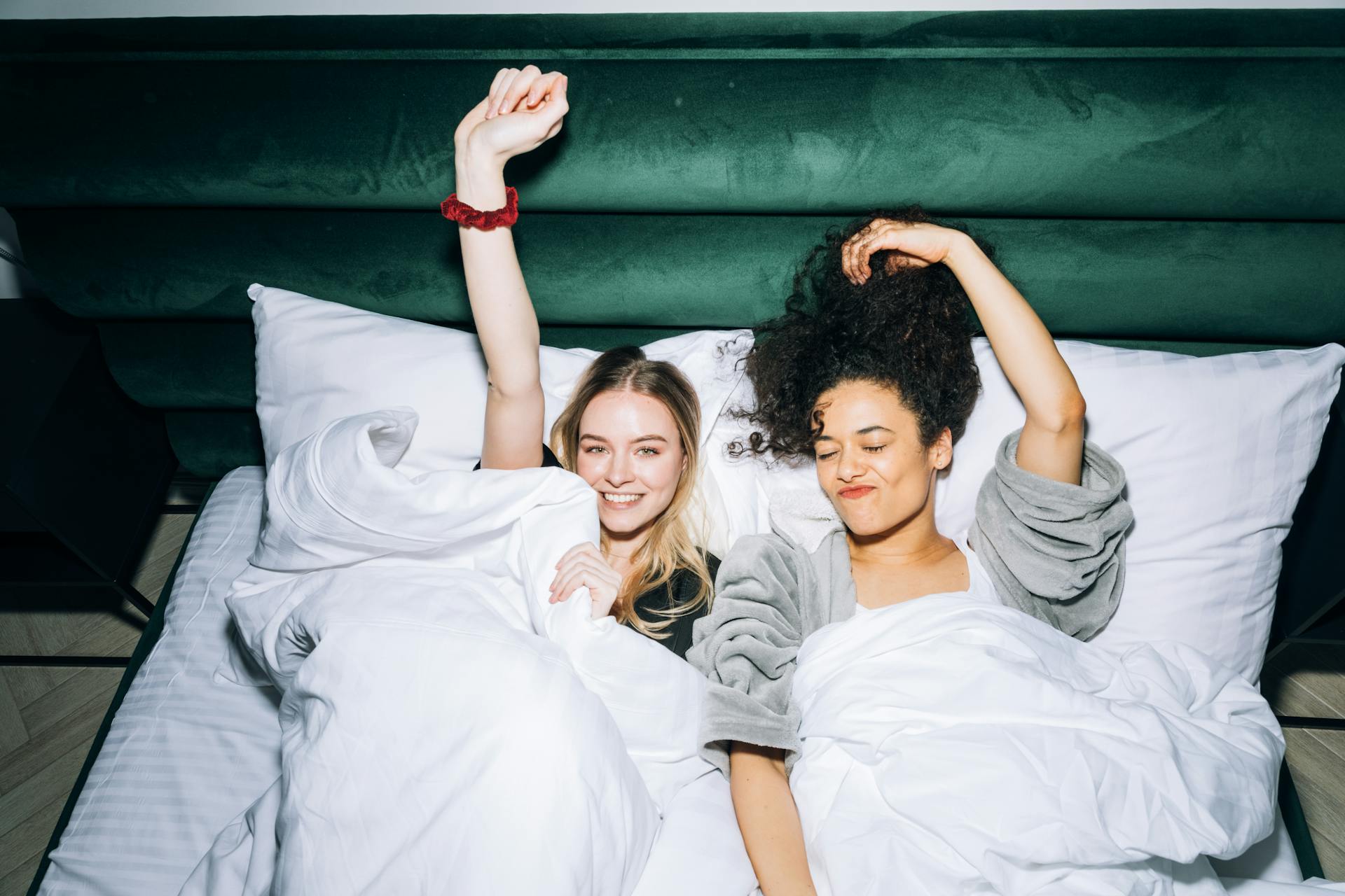 Deux femmes allongées sur un lit | Source : Pexels