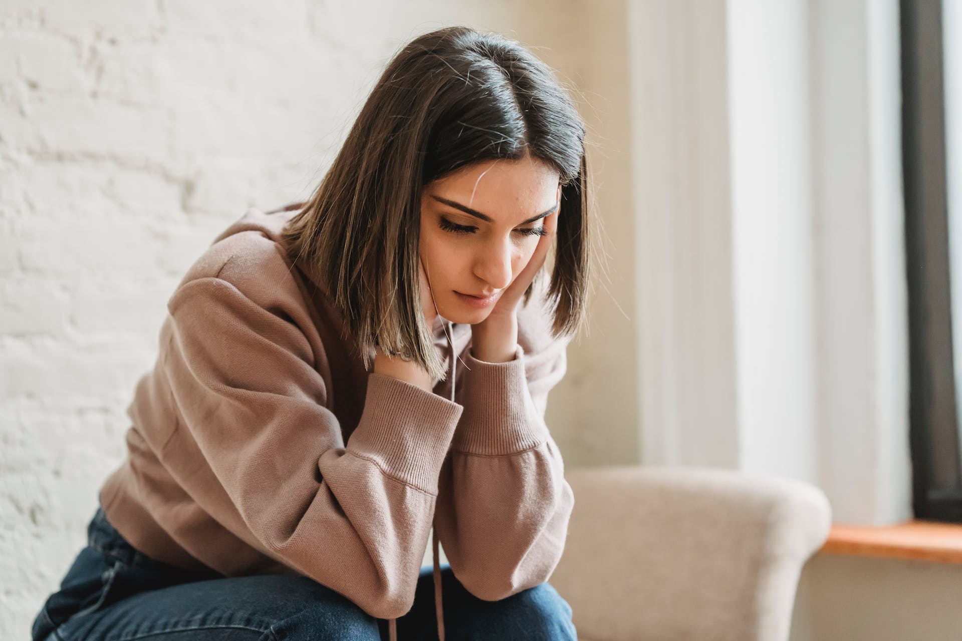Une femme qui réfléchit | Source : Pexels