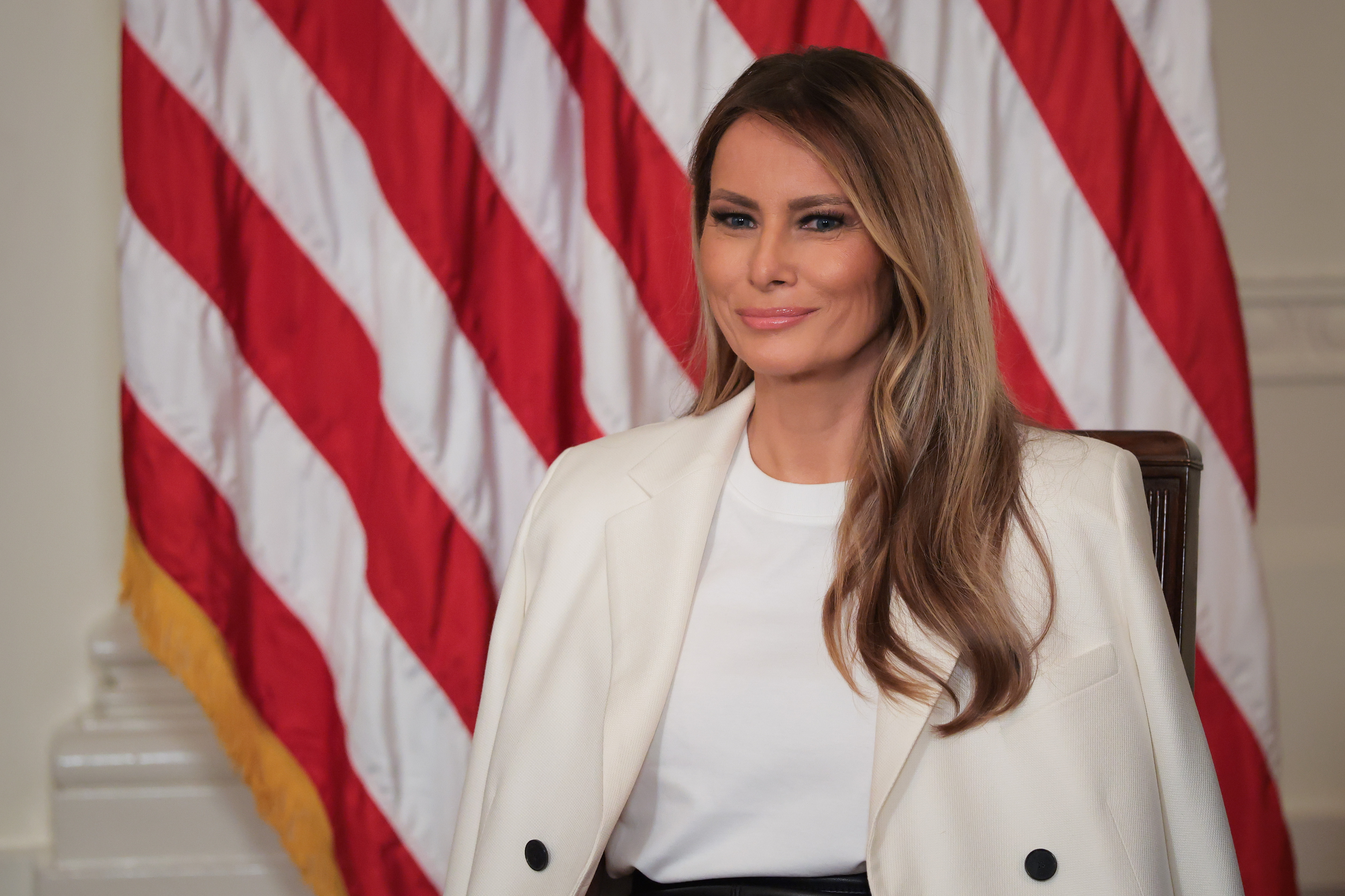 La première dame Melania Trump pendant le dévoilement d'un timbre du service postal américain en l'honneur de l'ancienne première dame Barbara Bush, le 8 mai 2025 | Source : Getty Images
