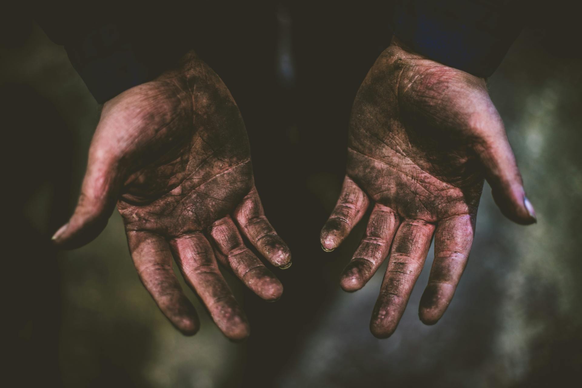 Les mains souillées d'un homme | Source : Pexels