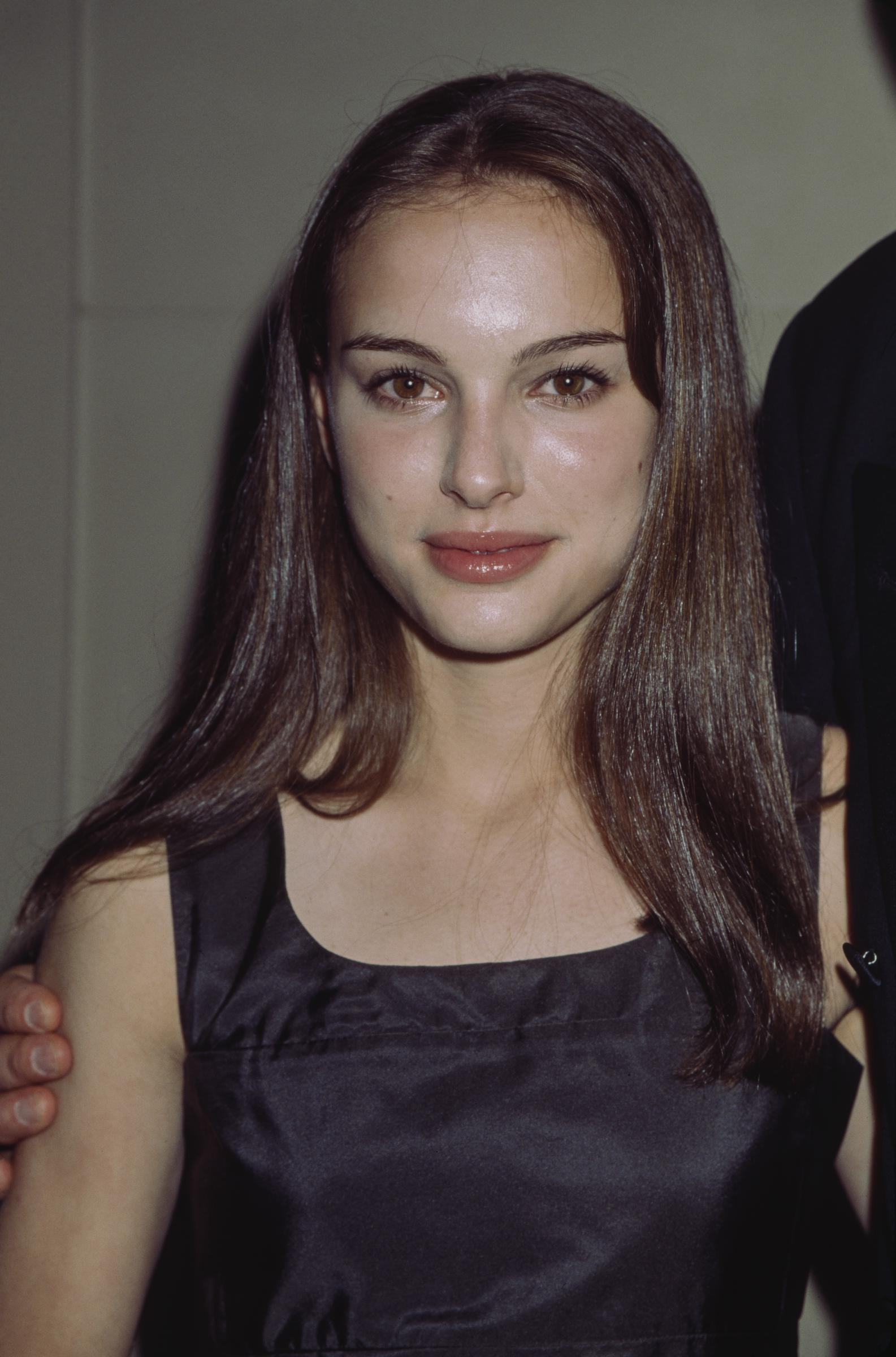 Natalie Portman assiste à la soirée en hommage au 70e anniversaire d'Audrey Hepburn au Cipriani, à New York, vers 1999. | Source : Getty Images