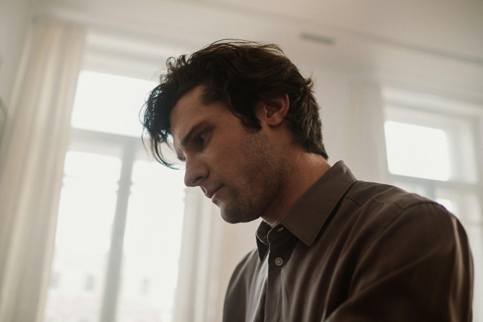 Un homme regardant vers le bas | Source : Pexels