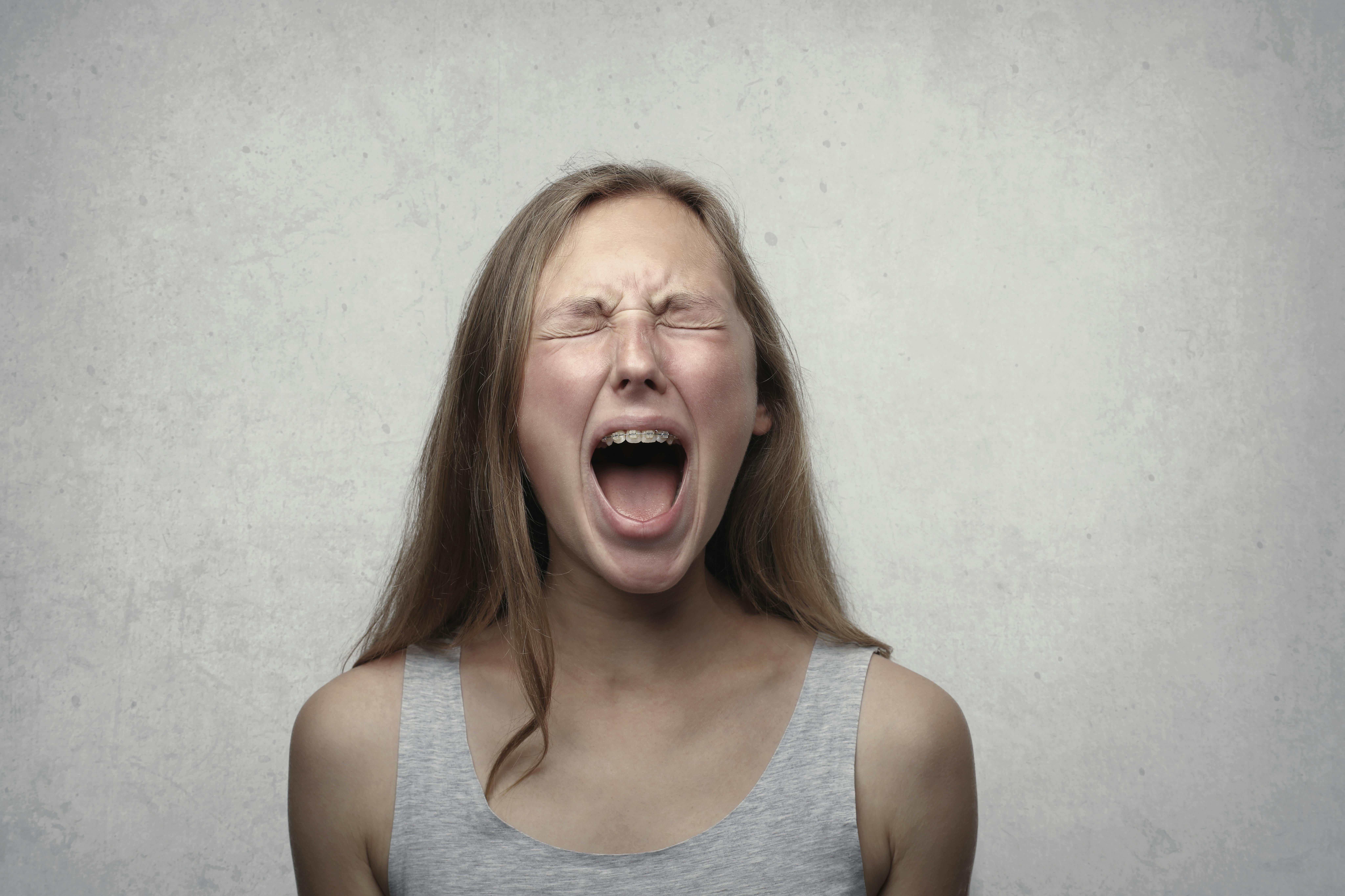 Une femme portant un débardeur gris | Source : Pexels