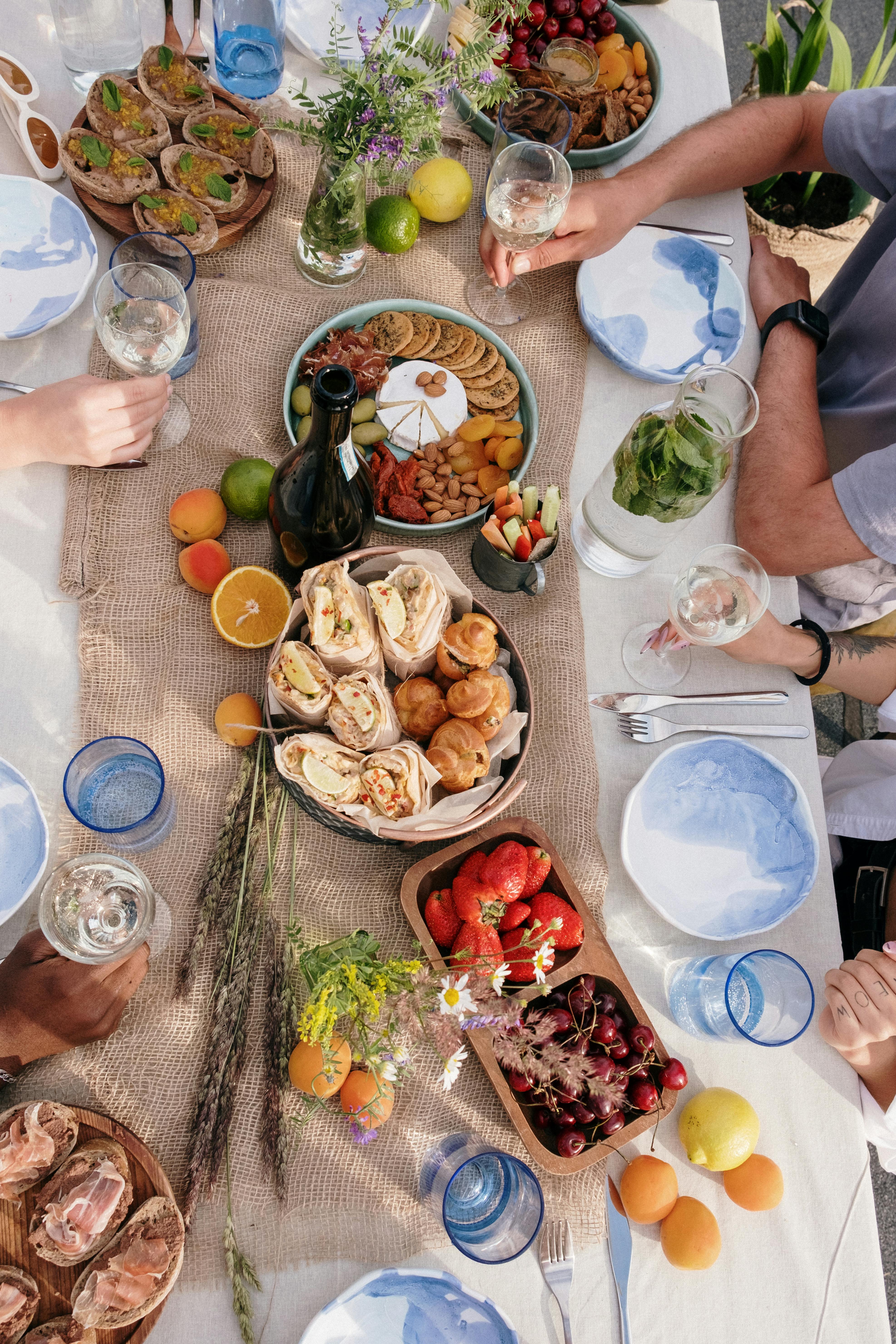 Des gens en train de festoyer | Source : Pexels