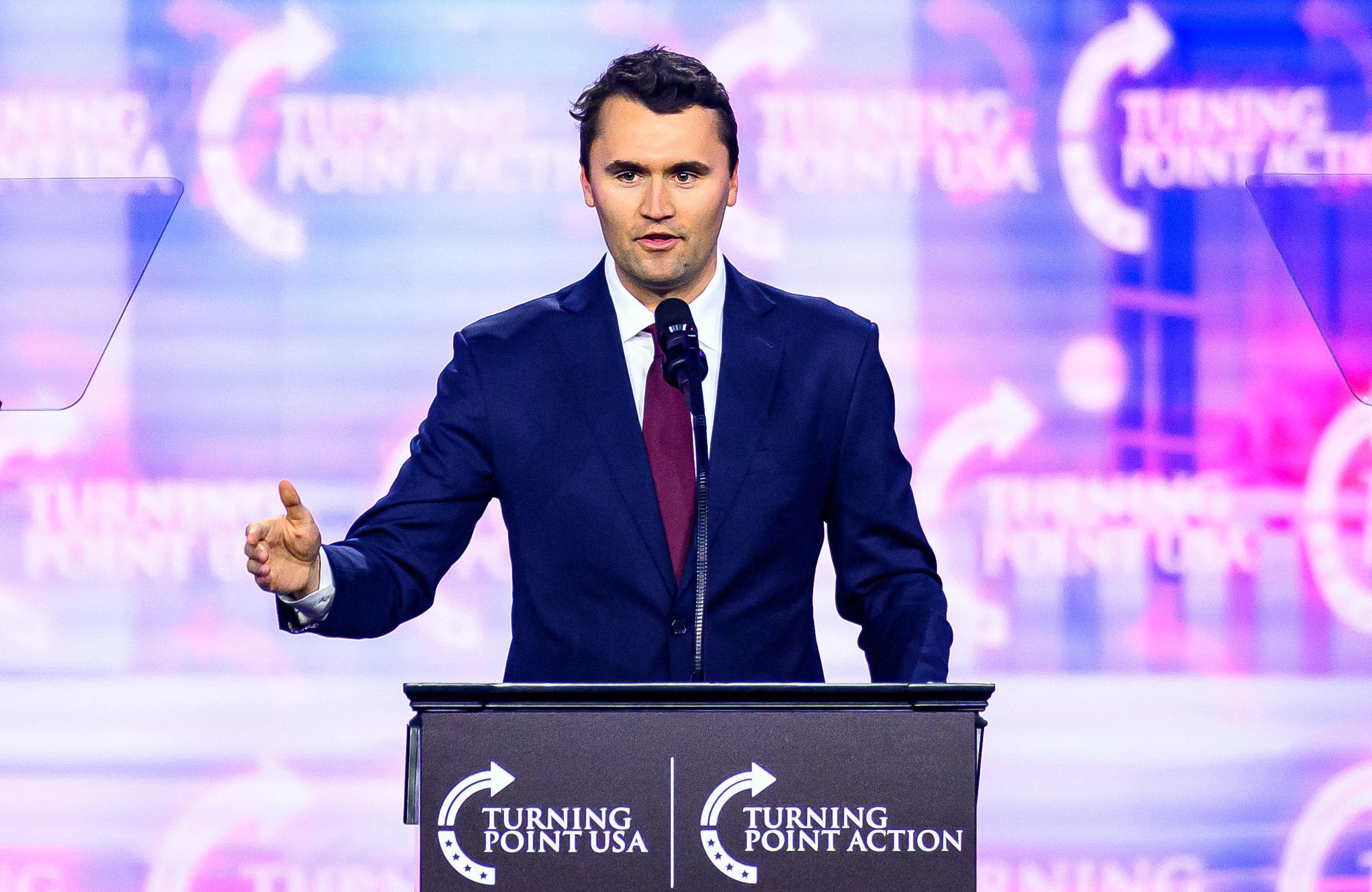 Charlie Kirk s'exprimant sur scène lors des célébrations du 4 Juillet 2024 à Phoenix, en Arizona. | Source : Getty Images