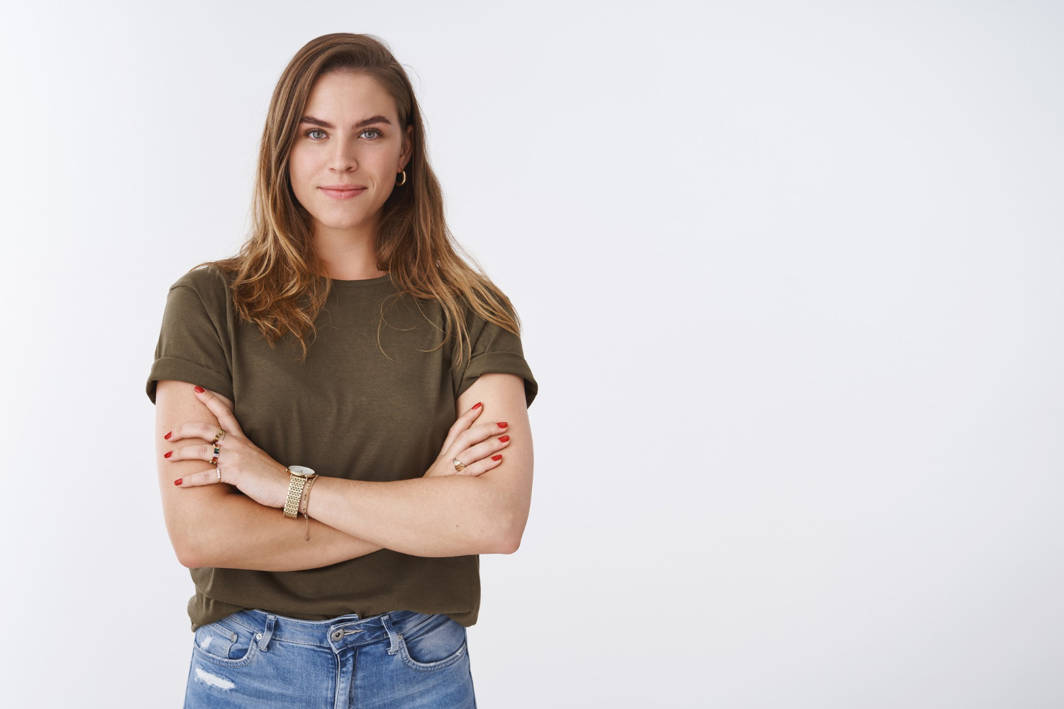 Une femme confiante avec les bras croisés | Source : Freepik