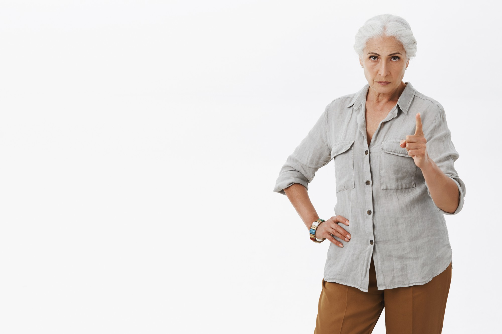 Une femme qui gronde quelqu'un | Source : Freepik