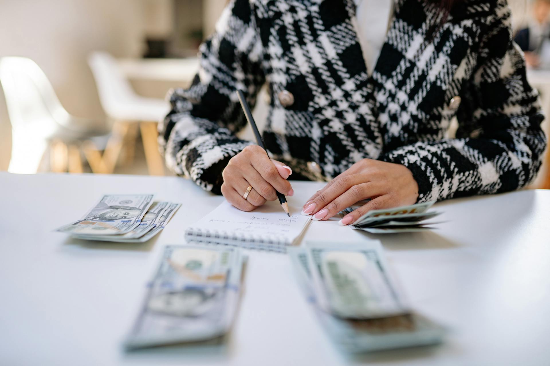 Une femme qui prend note de ses finances | Source : Pexels