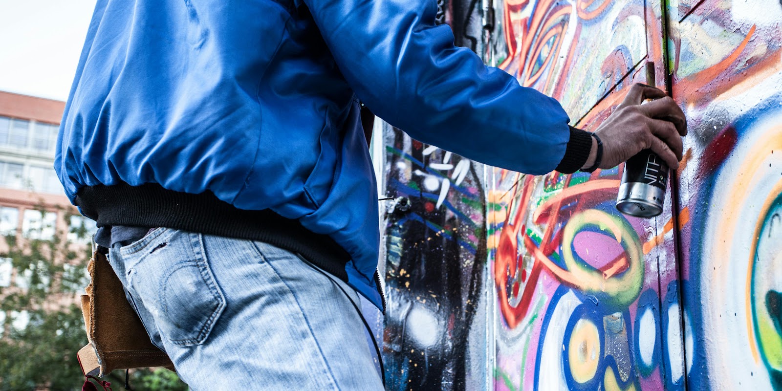 Personne peignant un graffiti | Source : Pexels