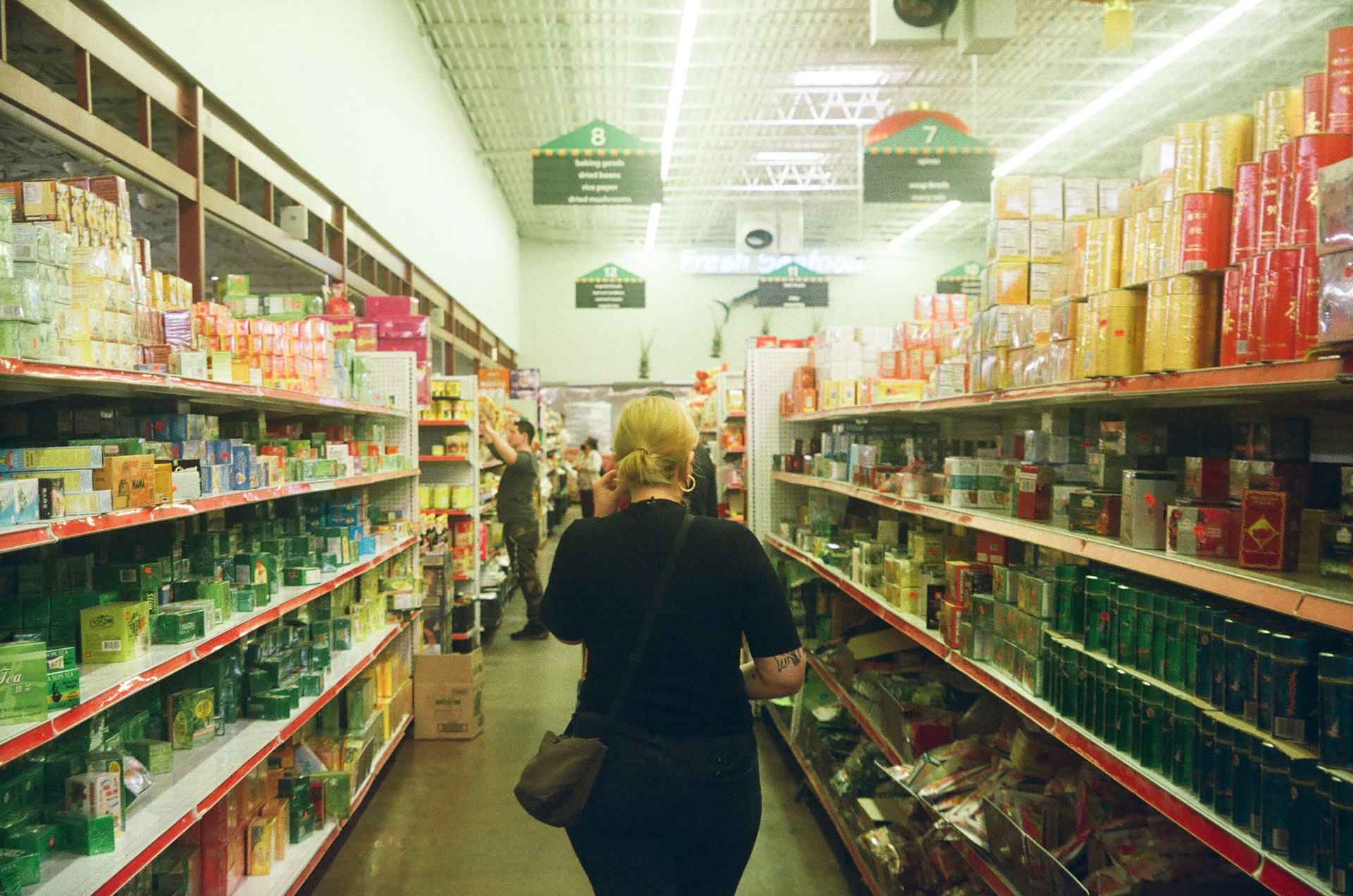 Une femme dans un magasin | Source : Unsplash