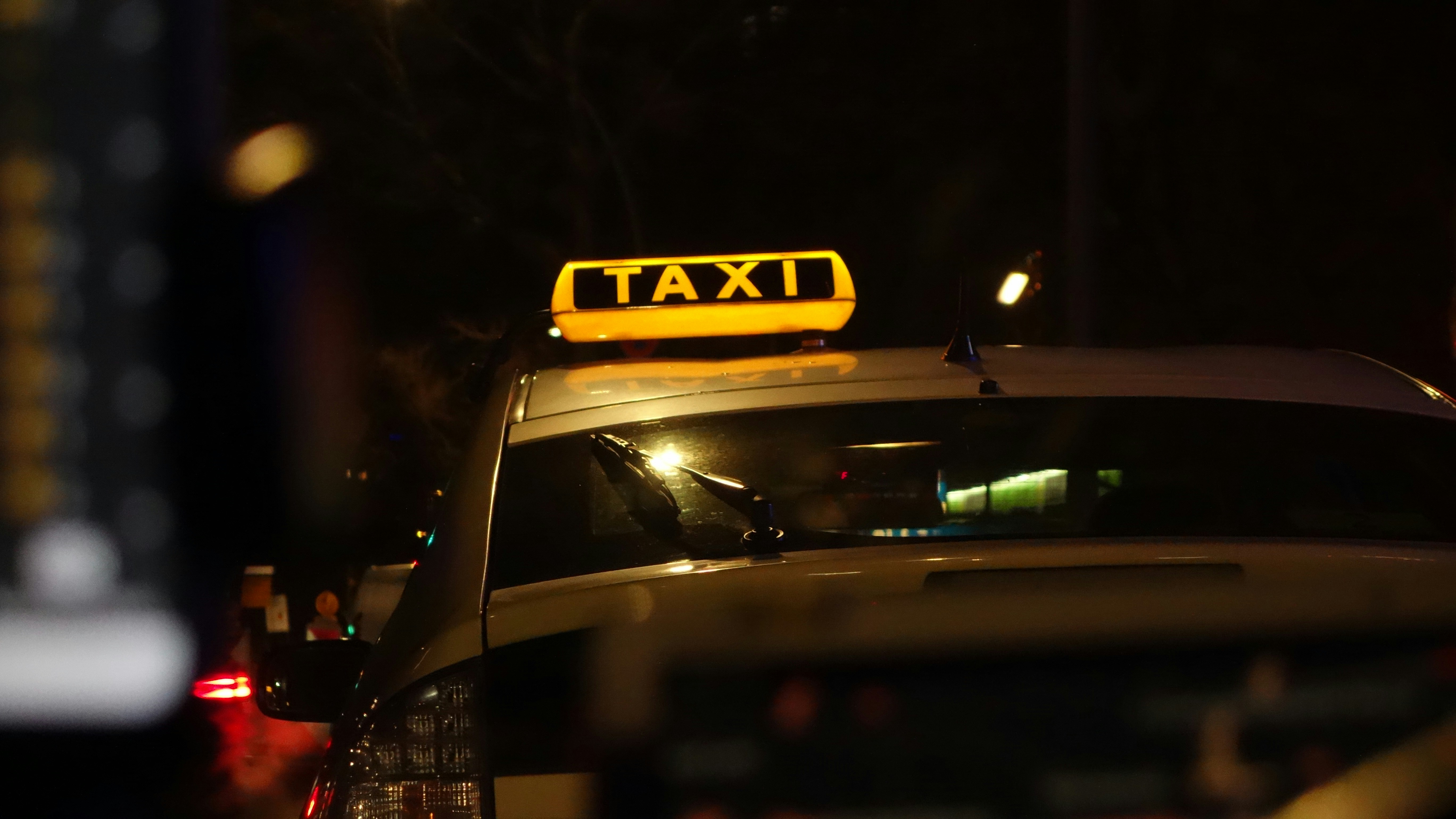 Un taxi sur la route la nuit | Source : Unsplash