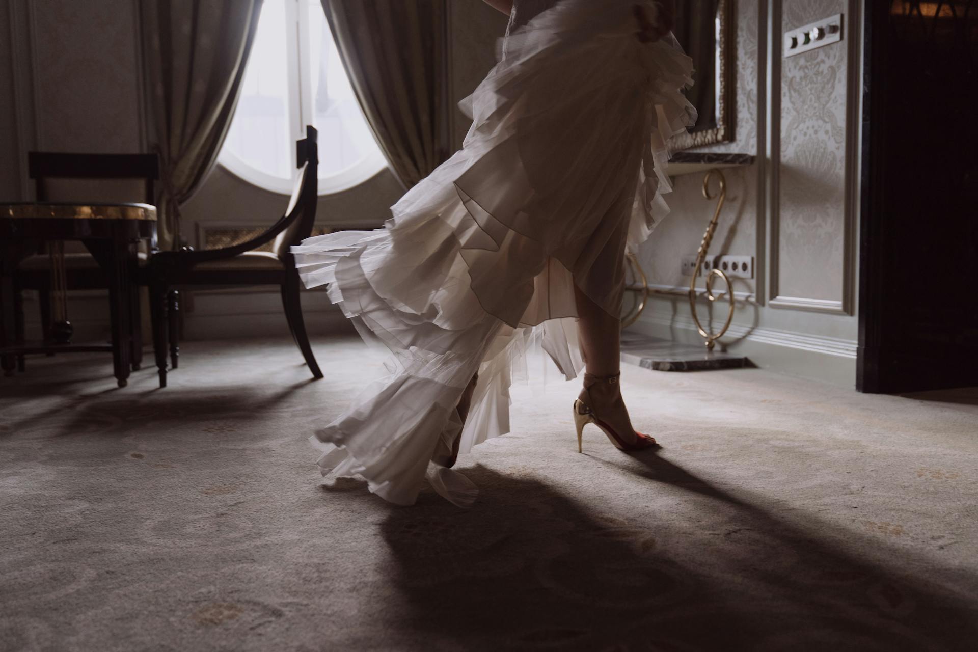 Une femme marchant dans une maison | Source : Pexels