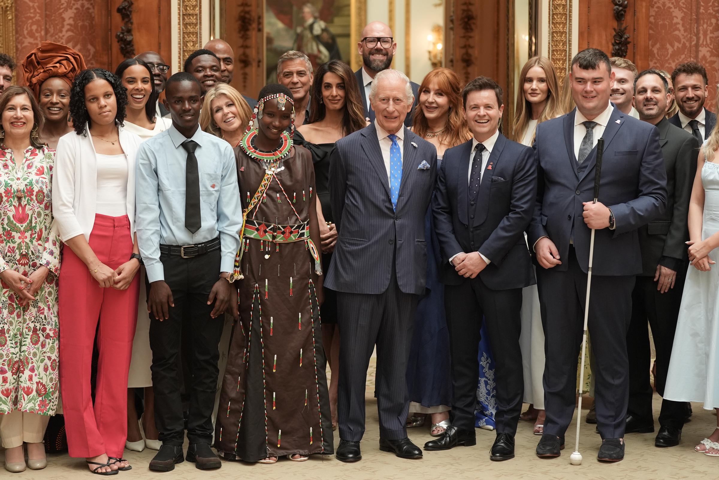 Le roi Charles III se tient aux côtés de Declan Donnelly (à droite), d'autres célébrités et des lauréats des prix The King's Trust lors d'une réception au palais de Buckingham à Londres, en Angleterre, le 25 juin 2025 | Source : Getty Images