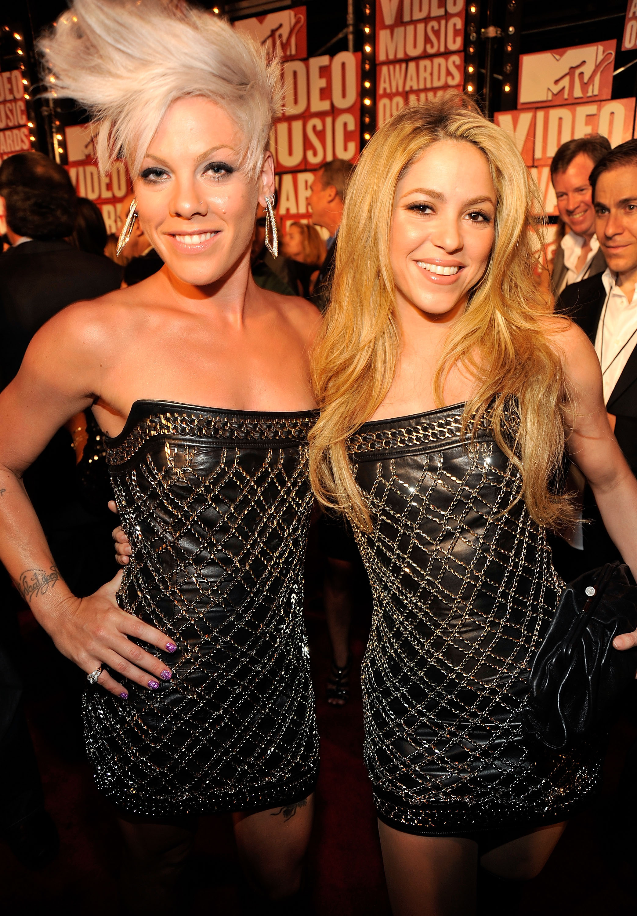Pink et Shakira posent lors de la cérémonie des MTV Video Music Awards au Radio City Music Hall, le 13 septembre 2009, à New York. Les deux femmes sont magnifiques et agréablement surprises lorsqu'elles réalisent qu'elles portent toutes les deux la même mini-robe à paillettes Balmain.