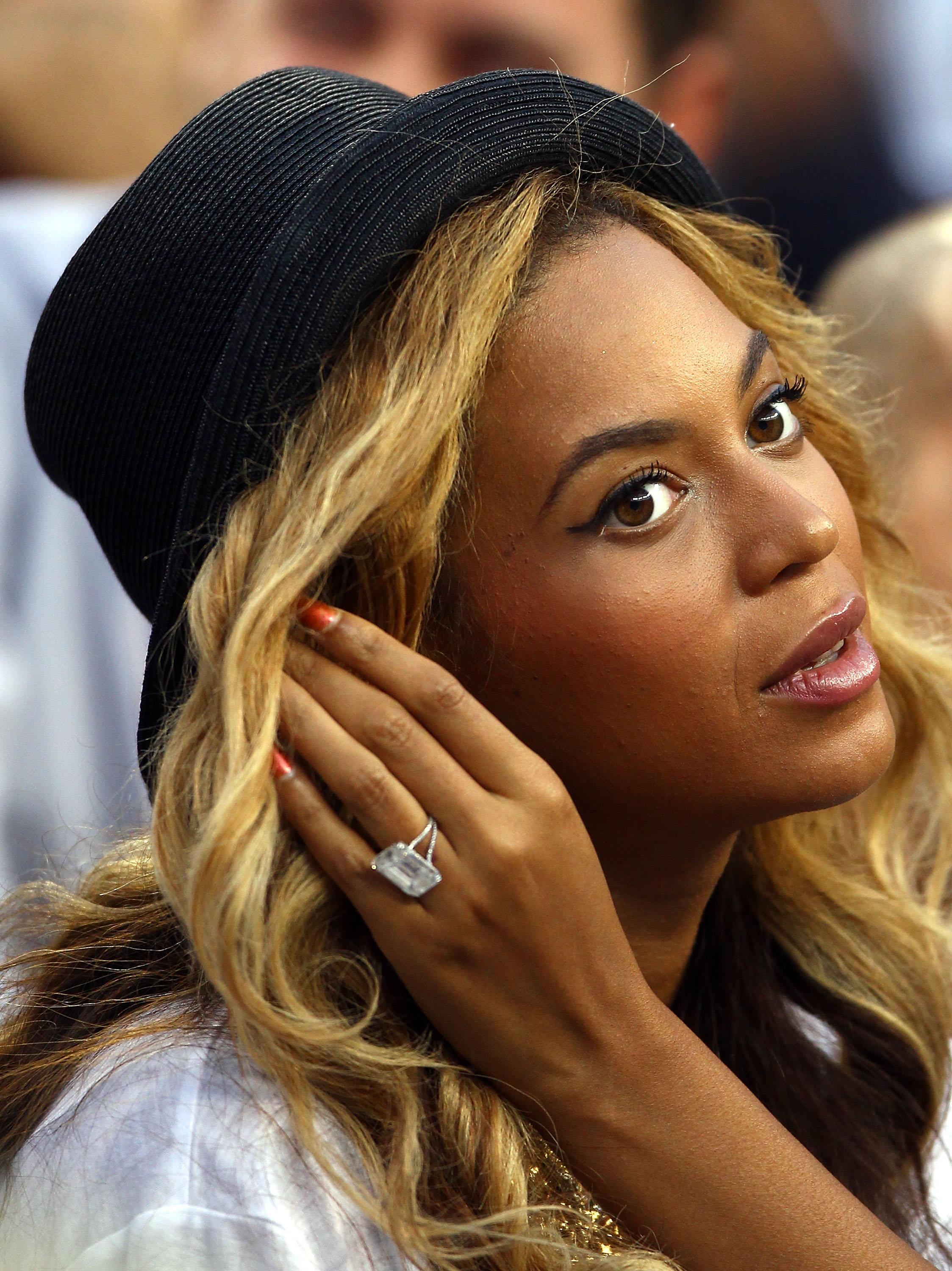 Beyoncé montre sa bague de fiançailles en 2011. Le diamant sans défaut est estimé entre 5,9 et 6,6 millions de dollars.