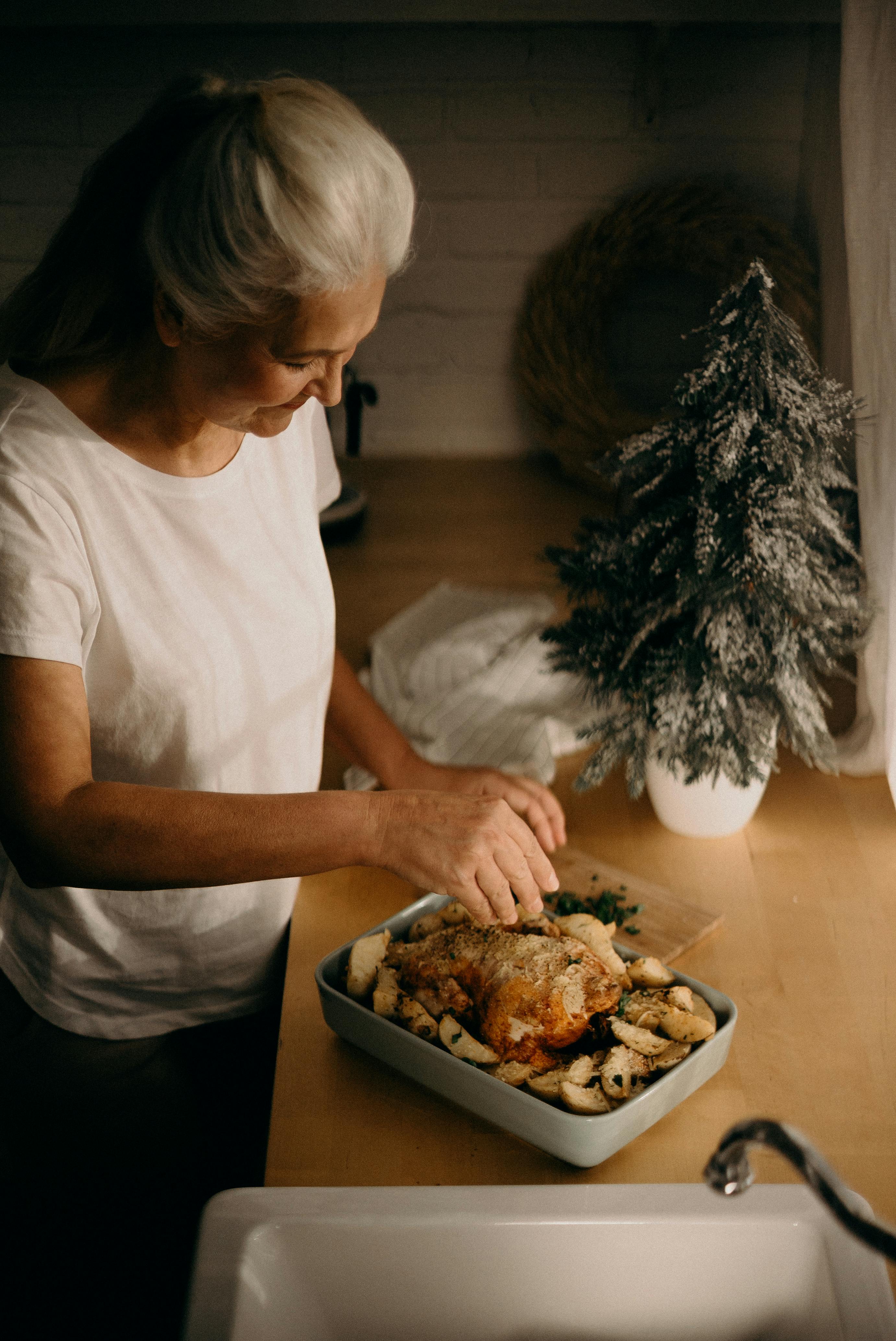 Une femme âgée occupée dans une cuisine | Source : Pexels