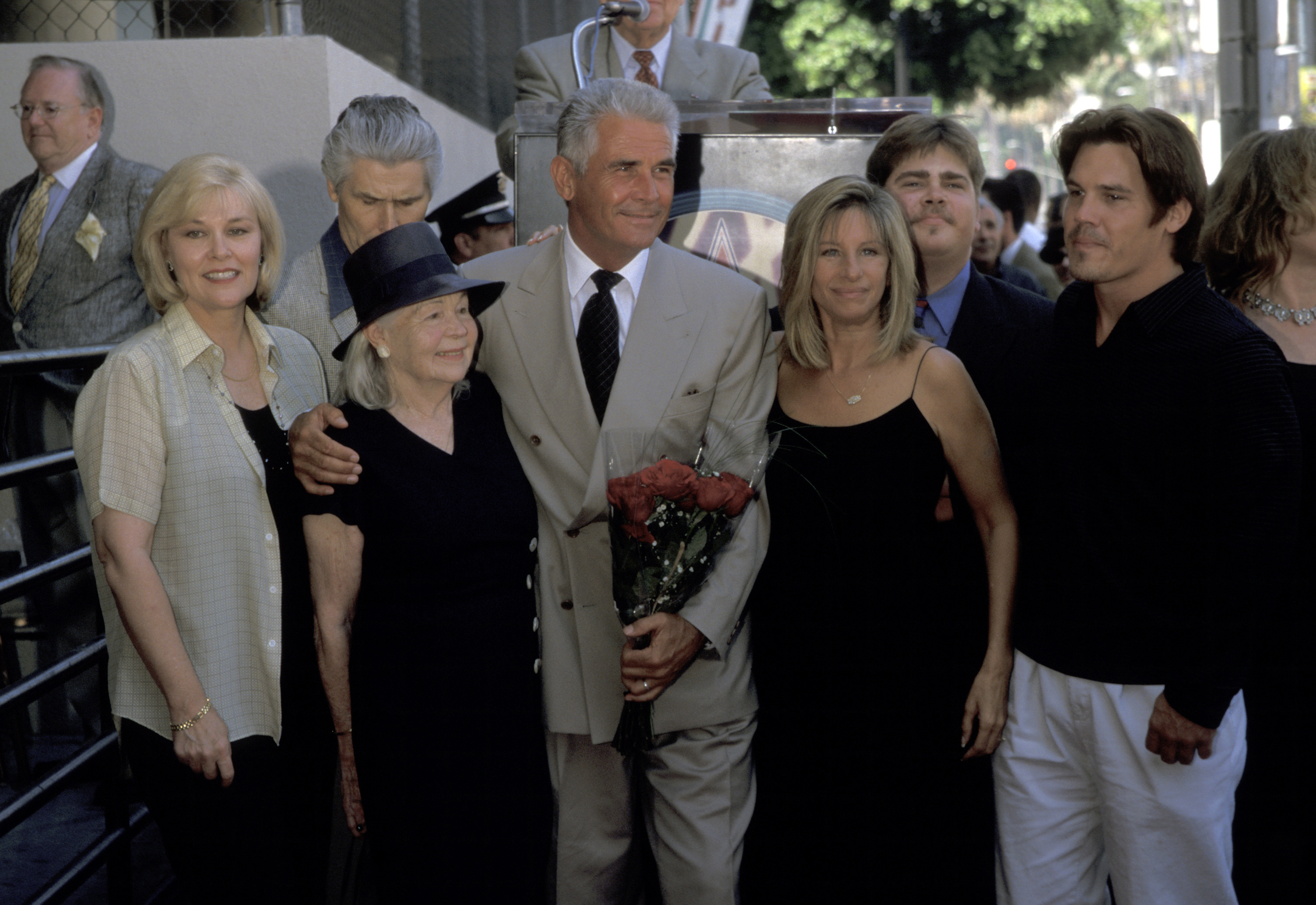 Barbra Streisand avec James, Jess et Josh Brolin, et d'autres membres de la famille photographiés le 27 août 1998 | Source : Getty Images
